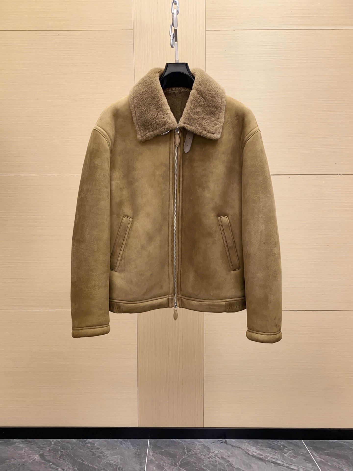 NO:675093,Berluti fur all-in-one bomber jacket, the outer layer is frosted sheepskin, which feels super delicate, and the inner lambswool is super warm!  Blessed by HYDRO TREATMENT craftsmanship, classic bomber jacket style, lapel + zipper design, retro dyed collar embellishment!  Sizes 48-56,,jackets & coats,sheepskin,Top Customize119860909Berluti 皮毛一体飞行员夹克,外层是磨砂羊皮,手感超细腻,内里羊羔毛超保暖！HYDRO TREATMENT工艺加持,经典飞行员夹克版型,翻领+拉链设计,复古古法染色领子点缀！尺码48-56,,jackets & coats,sheepskin,Top Customize1,Men's clothing