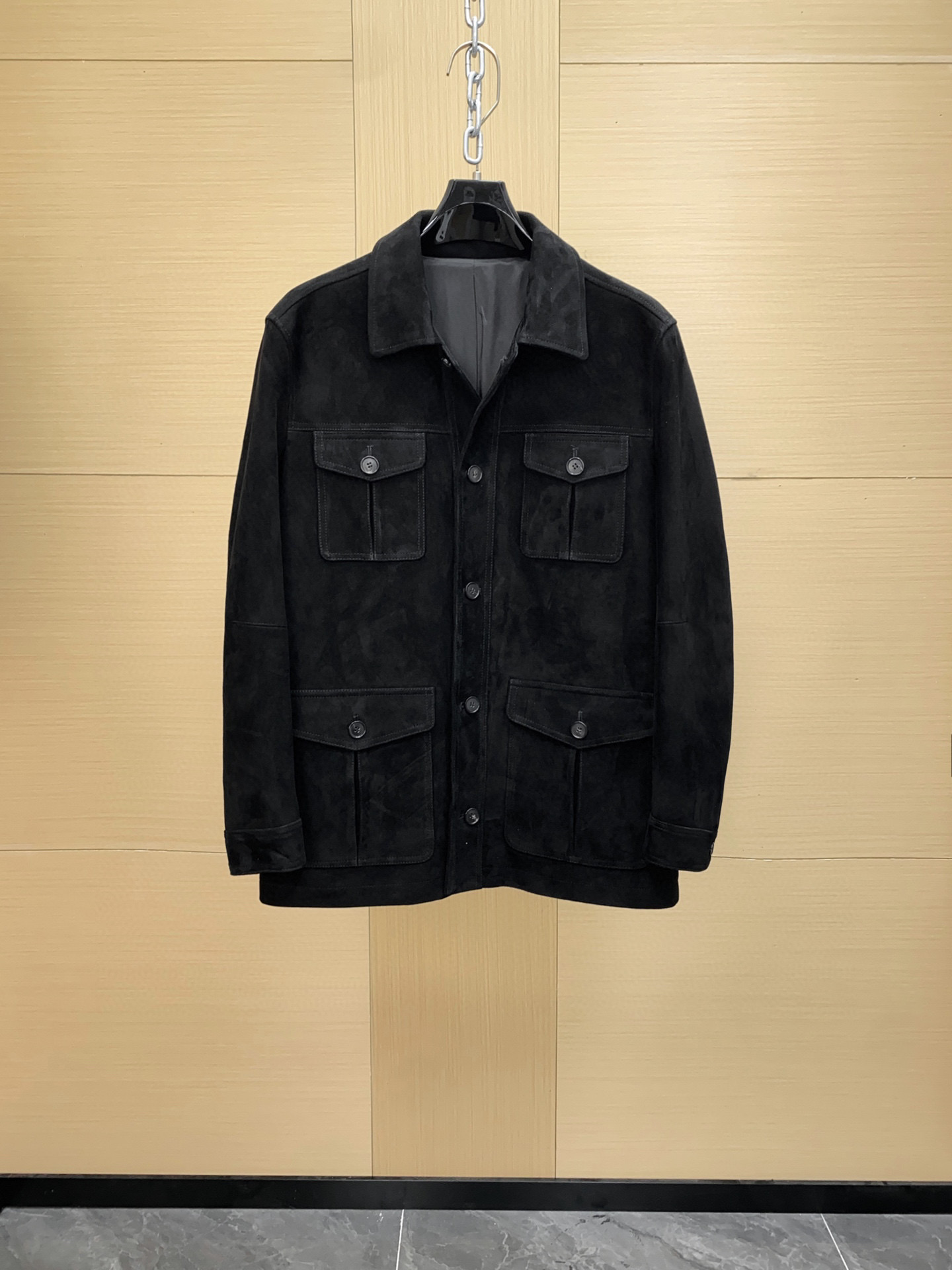 NO:675041,TOMFORD men's suede hunting jacket, black suede material, soft and textured, low-key and high-end. Classic hunting design, four envelope pockets are super practical, and accordion pleats on the back improve movement comfort. Slim fit, suitable for daily commuting or leisure. Sizes 48-66,, tom ford, jackets & coats, chamois leather, Top Customize19860909TOMFORD男士麂皮猎装夹克,黑色麂皮材质,质感柔软有质感,低调又高级.经典猎装设计,四个信封式口袋超实用,背部风琴褶提升活动舒适度.修身版型,日常通勤或休闲都能驾驭.尺码48-66,,tom ford,jackets & coats,chamois leather,Top Customize1,Men's clothing