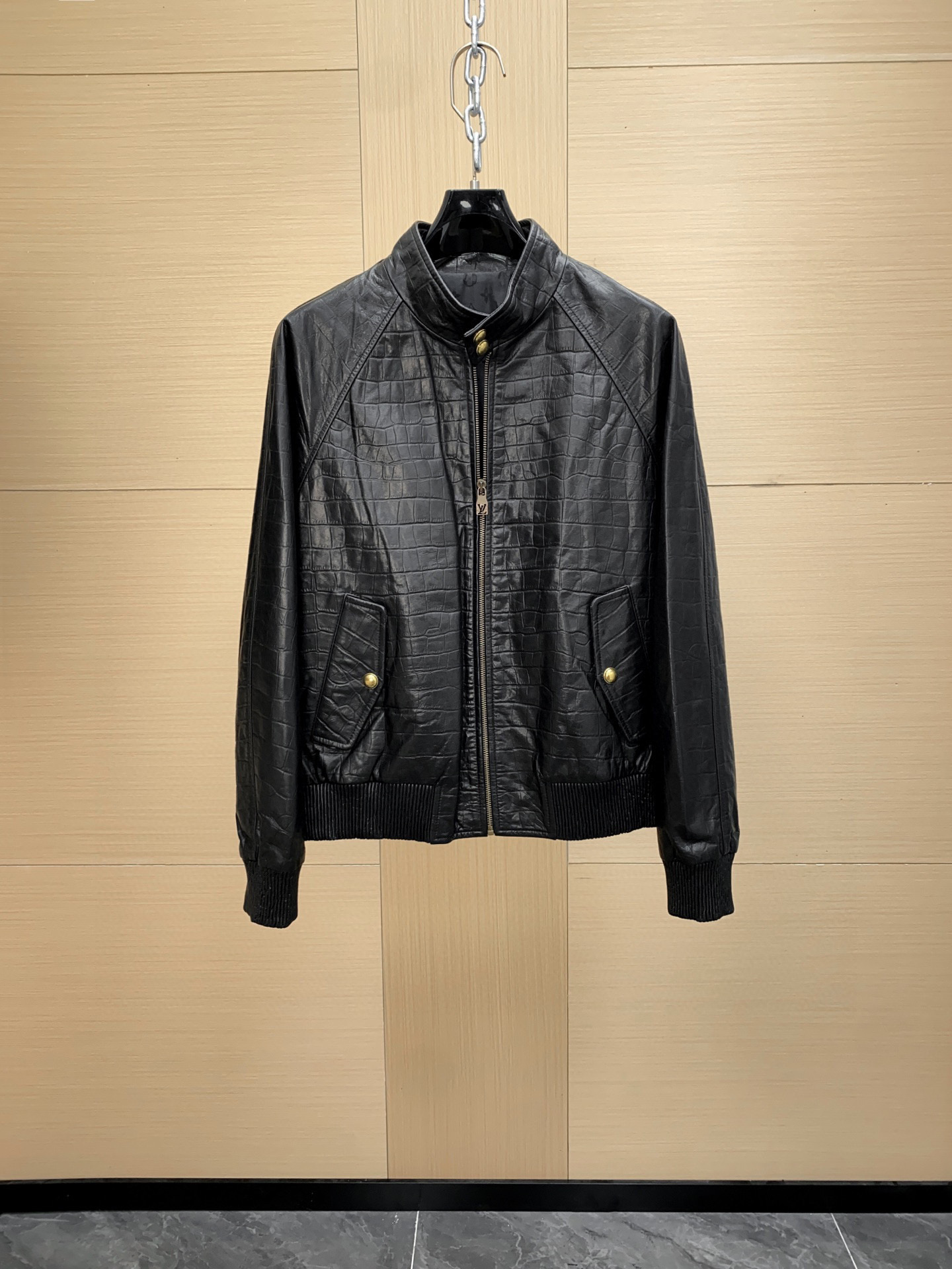 NO:675047,LV Louis Vuitton's new men's cowhide jacket for autumn and winter 2025 makes a shocking debut. Louis Vuitton, a French luxury brand with a century-old heritage, has always adhered to the persistent pursuit of refinement, quality and comfort, and integrated the 'travel philosophy' into every product. In the autumn and winter of 2025, Louis Vuitton once again launched men's cowhide jacket, continuing the brand's classic style and leading the fashion trend.  This cowhide jacket is made of first-layer cowhide imported from Spain, which is tough in texture and soft to the touch. While retaining the natural texture of cowhide, it is treated with a special process to present a more delicate and unique texture, demonstrating the brand's strict requirements for materials and exquisite craftsmanship.  The all-over crocodile pattern embossing process is the finishing touch of this jacket. The crocodile pattern texture not only adds to the luxury and uniqueness of the jacket, but also makes it present a rich visual layering under the refraction of light and shadow. The three-dimensional texture can also effectively cover scratches caused during use, making it durable.  Wearing it, you will feel unparalleled comfort and confidence. Whether it is daily travel, business activities, or social gatherings, Louis Vuitton's new 2025 autumn and winter men's cowhide jacket can make you the center of attention, showing your unique fashion taste and extraordinary temperament. Size 48-56,,louis vuitton,louis vuitton,jackets & coats,cowhide,Top Customize119860909LV 路易威登2025秋冬新款男士牛皮外套震撼登场  路易威登,这个传承百年的法国奢侈品品牌,始终秉持着对精致、品质与舒适的执着追求,将“旅行哲学”融入每一件产品.在2025年秋冬,路易威登再度推出男士牛皮外套,延续品牌经典风格,引领时尚潮流.  这款牛皮外套精选西班牙进口头层牛皮,质地坚韧,触感柔软.在保留牛皮天然纹理的同时,通过特殊工艺处理,呈现出更加细腻、独特的质感,展现品牌对材质的严苛要求与精湛工艺.  全身鳄鱼纹压花工艺,是这款外套的点睛之笔.鳄鱼纹纹理不仅增添了外套的奢华感与独特性,还使其在光影折射下呈现出丰富的视觉层次感.立体的纹理还能有效遮盖使用过程中产生的划痕,经久耐用.  穿上它,您将感受到无与伦比的舒适与自信.不管是日常出行、商务活动,还是社交聚会,路易威登2025秋冬新款男士牛皮外套都能让您成为众人瞩目的焦点,展现独特的时尚品味与不凡气质. 码数48-56,,louis vuitton,louis vuitton,jackets & coats,cowhide,Top Customize1,Men's clothing