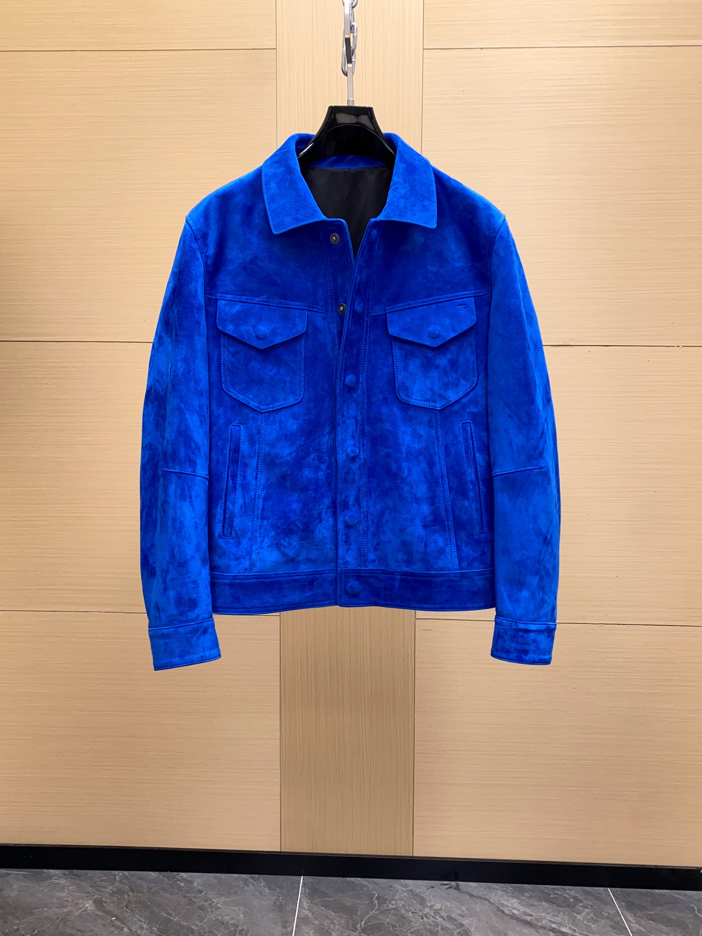 NO:674987,TOM FORD 2025 autumn and winter new style is new. This model is the work of the new creative director Haider Ackermann. The blue suede jacket is made of South African mixed suede sheepskin!  The jacket is a classic lapel short version, equipped with chest flap pockets and snap-button access control, combining retro and workwear styles. The bright blue color is very eye-catching visually. Sizes 48-56,, tom ford, jackets & coats, sheepskin, chamois leather, Top Customize19860909TOM FORD 2025秋冬新款上新 此款是新任创意总监 HaiderAckermann作品 蓝色配色麂皮绒夹克,采用南非混种绒面羊皮制作！夹克为经典翻领短款版型,配有胸前翻盖口袋和按扣门禁,兼具复古与工装风格.鲜亮的蓝色配色在视觉上非常醒目.尺码48-56,,tom ford,jackets & coats,sheepskin,chamois leather,Top Customize1,Men's clothing