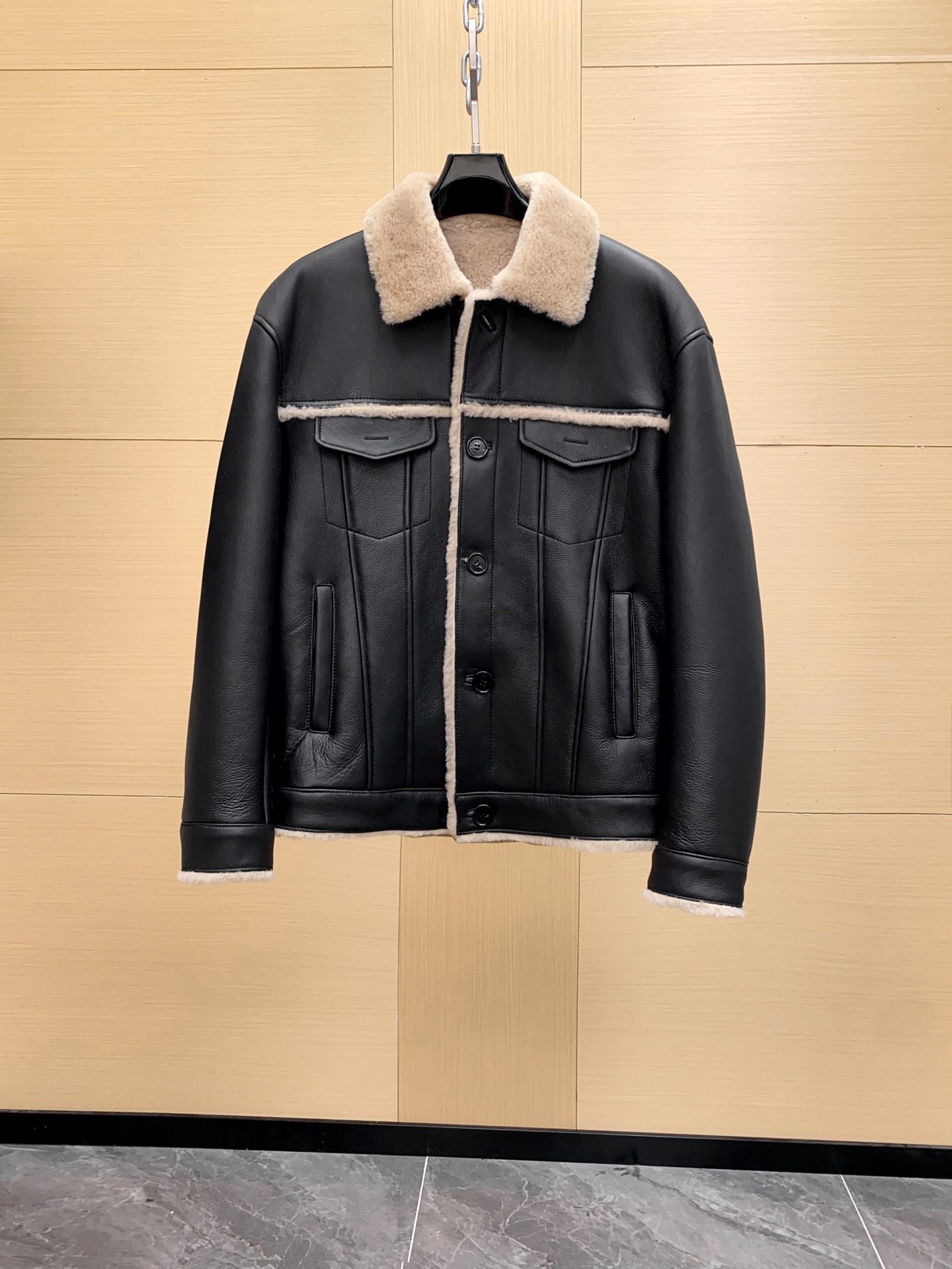 NO:674989,Loro piana fur collar, grained fur one-piece fabric leather jacket for men, adds warmth to the layering look. Imported Spanish merino sheep fur one-piece, smooth wool leather, full of high-end sense, size 48-56,,loro piana,jackets & coats,leather jacket,sheepskin,Top Customize119860909Loro piana 毛领粒面皮毛一体拼织物皮衣夹克男 ,为叠搭造型再添暖意.进口西班牙美利奴羊皮毛一体 柔滑羊毛皮革 满满的高级感 尺码48-56,,loro piana,jackets & coats,leather jacket,sheepskin,Top Customize1,Men's clothing