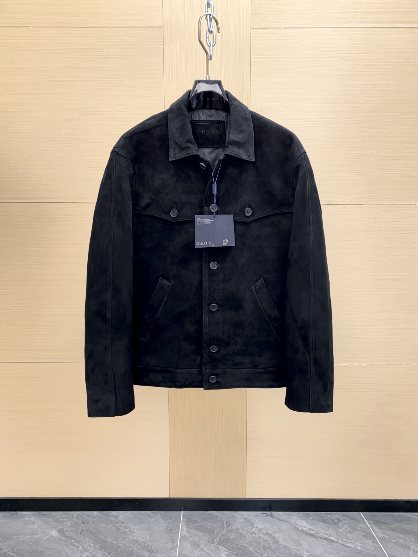 NO:674998,Prada black suede jacket, made of South African mixed lambskin!  The texture is high-end and low-key, with retro brand lettering horn buttons + topstitch details, full of three-dimensionality. The multi-pocket design is practical and stylish, and the box-shaped silhouette can be easily used for business or leisure. The velvet fabric is stiff and has a great atmosphere in autumn and winter. It goes well with suit pants or jeans!  It can be used for commuting, daily life, and light formal occasions. It is one of the popular items in the spring and summer of 2025 ~ sizes 48-56, prada, jeans, jackets & coats, business suit, sheepskin, chamois leather, Top Customize19860909Prada黑色麂皮绒面夹克, 采用南非混种小羊皮！质感高级又低调,复古品牌刻字牛角扣+明线细节,立体感满满.多口袋设计,实用又有型,箱型廓形剪裁,商务or休闲都能轻松驾驭.丝绒面料硬挺,秋冬穿超有氛围感,搭配西装裤或牛仔裤都很出彩！通勤、日常、轻正式场合都能hold住,是2025春夏热门单品之一～尺码48-56,,prada,jeans,jackets & coats,business suit,sheepskin,chamois leather,Top Customize1,Men's clothing