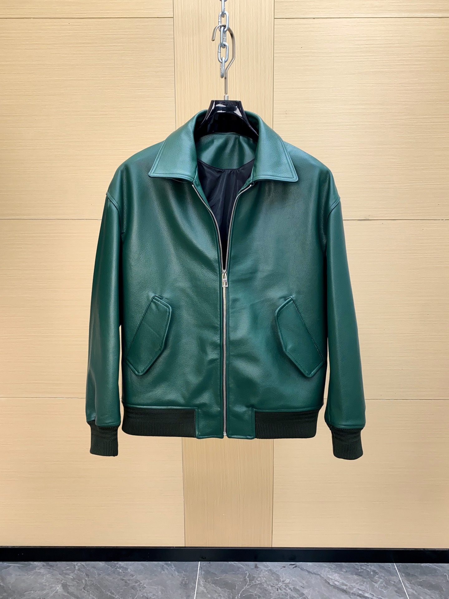 NO:674981,LOEWE 2025 new most popular green leather jacket, full condition, original hard goods, Spanish imported calfskin craftsmanship, counter W+. Limited edition main model in European and American counters  , the appearance is absolutely amazing, it has the shadow of the current Internet celebrity coach jacket, but also combines the elements of the bomber jacket, the imported sheepskin with unparalleled texture, the mellow Spanish craftsmanship, the physical touch is very convincing, the high-end texture from the heart, dear friends, hurry up and get it, size 48-56,,loewe,jackets & coats,leather jacket,cowhide,sheepskin,Top Customize119860909LOEWE 2025新款最流行绿色皮衣,全品相 原单硬货,西班牙进口小牛皮工艺,专柜W+ .欧美专柜限量主推款 ,品相绝对的惊艳,有当下网红级的教练夹克的影子,又集合了飞行员夹克的元素,质感无敌的进口级绵羊皮,醇厚的西班牙工艺,实物触感非常有征服力,从骨子里自带的高级质感,亲们抓紧入手码数48-56,,loewe,jackets & coats,leather jacket,cowhide,sheepskin,Top Customize1,Men's clothing