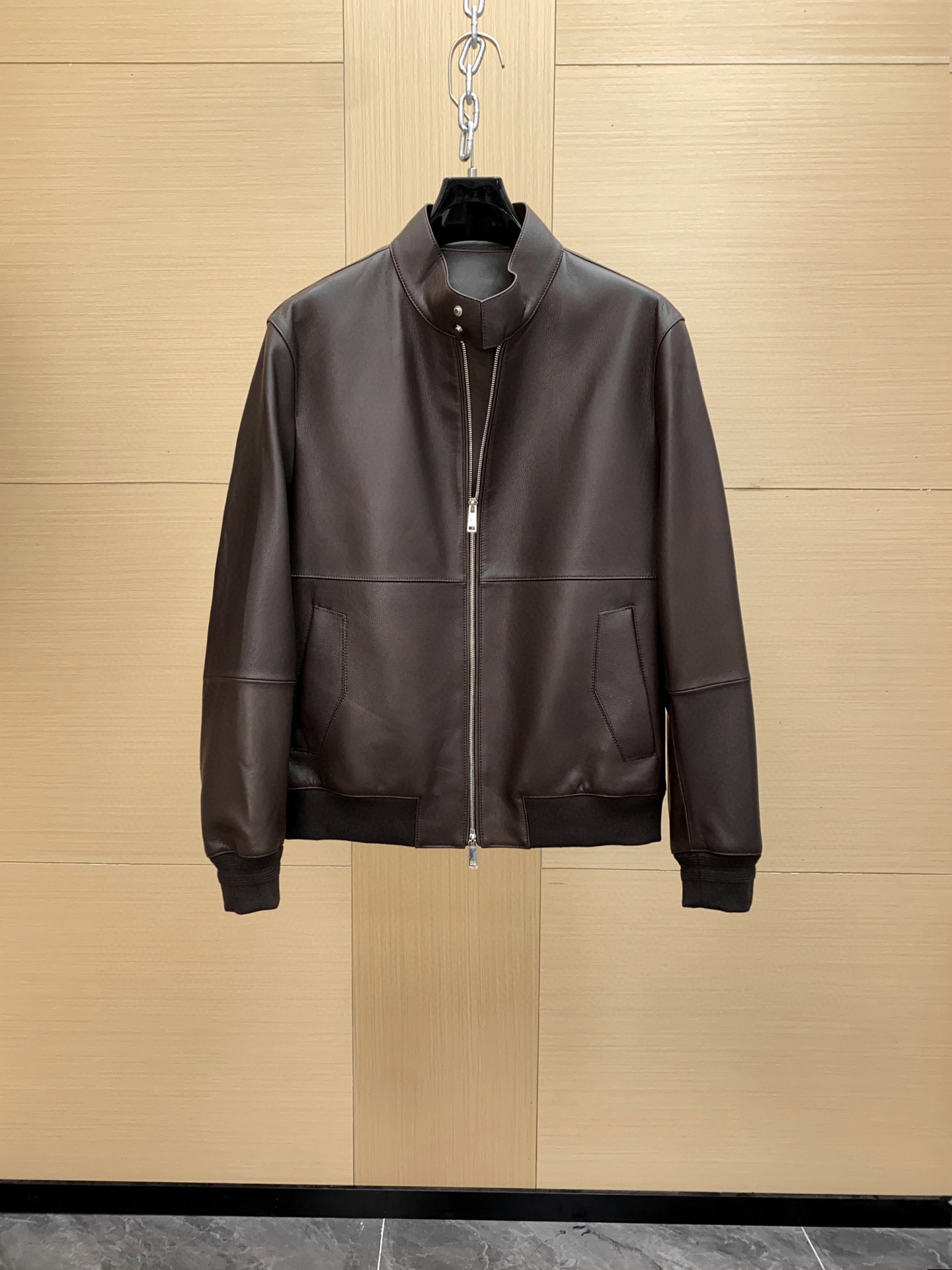 NO:675094,Ermenegildo Zegna EZ25FW new top-notch nappa lambskin stand-collar jacket for autumn and winter, men's classic pilot style black short zipper jacket leather jacket!  Trading company channels are rarely available, and the official website is on sale at the same time for 37,700 RMB!  Z's high-end genuine leather jackets are extremely rare and rare products, equipped with exclusive independent dust bag packaging, good things in full condition, high-end gifts for personal wear!  This jacket is made of imported first-layer nappa lambskin material. It has a comfortable and soft touch, smooth and delicate grain, clear and beautiful texture. The suede leather has small pores, even distribution, large extensibility, and the oily and shiny texture is enough to show its luxurious atmosphere!  The regular cut fits the body, and the upper body is handsome and stylish. It is paired with a skin-friendly baseball neckline design, showing a sense of elegance and quality!  The hem is custom-made with rib knit trimming, which combines with the luxurious texture of leather to form a striking urban style. It is moderately thick, ultra-lightweight design, lightweight and portable, and has a high-density waterproof, anti-static and breathable film lining inside, making it very comfortable next to the body!  Size 48-56,,zegna,jackets & coats,jackets & coats,leather jacket,sheepskin,Top Customize119860909杰尼亚 EZ25FW秋冬新款顶级纳帕小羊皮立领夹克,男士经典飞行员式黑色短款拉链夹克皮衣外套！贸易公司渠道稀出,同步官网发售37700RMB！Z家高端真皮夹克外套,数量极其稀缺的稀缺臻品,配备专属独立防尘袋包装,全品相的好东西,自穿高档送礼高级！ 此款夹克采用客供进口头层纳帕小羊皮材质制成, 触感舒适柔软,粒面平滑细致,纹路清晰美观,小山羊皮革毛孔细小,分布均匀,延伸性大,油润光泽的质感足以展现它的奢华气息！合身常规的版型裁剪,上身帅气又有型,搭配贴肤的棒球领口设计,尽显高雅品质感！下摆定制罗纹针织修边,与皮革的奢华质感形成醒目都市风范,厚薄适中,超轻量化设计,轻巧便携,内里高密防水防静电透气薄膜衬里,贴身非常舒服！尺码48-56,,zegna,jackets & coats,jackets & coats,leather jacket,sheepskin,Top Customize1,Men's clothing