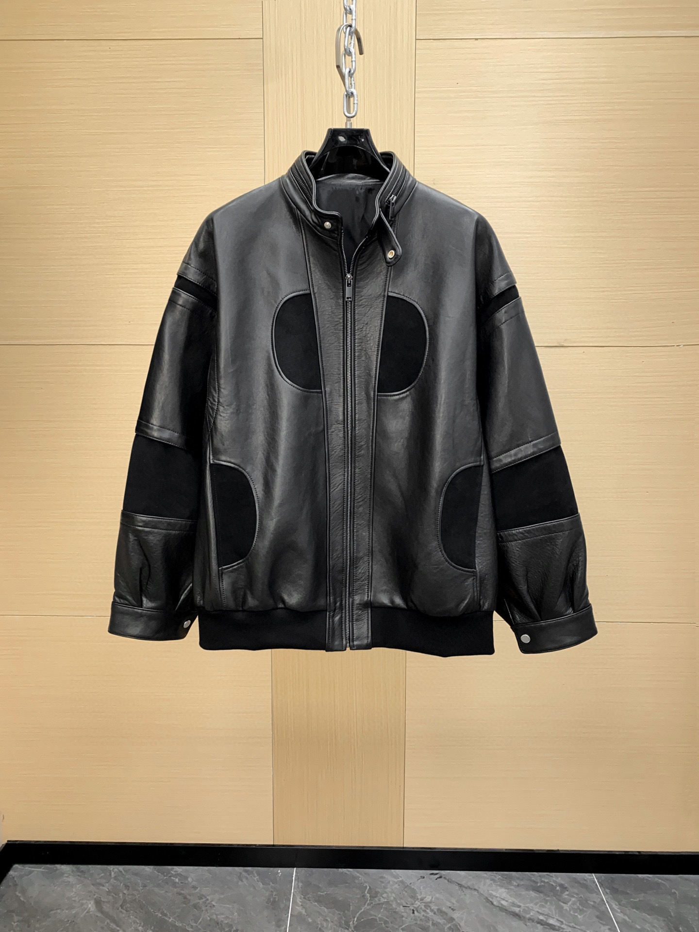 NO:675095,Celine Celine's new counter autumn and winter classic cowhide jacket, selected from the finest leather, with printed back design, oversized fit, with tonal threaded trim and contrasting brand metal snaps. It is more gentle than ordinary leather jackets but more mature than traditional baseball jackets. It can match both mature and youthful feelings. It is highly recommended for high-end wear. Sizes 48-52,,celine,celine,jackets & coats,leather jacket,cowhide,Top Customize119860909Celine 赛琳 新款柜台秋冬经典牛皮夹克,甄选上乘皮料,后背印花设计 超大合身 配色调螺纹饰边,撞色品牌金属按扣.它比一般的皮衣夹克更和气但又比传统棒球夹克成熟,成熟和青春的感觉都能搭配起来,强力推荐,高级感穿搭.尺码48-52,,celine,celine,jackets & coats,leather jacket,cowhide,Top Customize1,Men's clothing