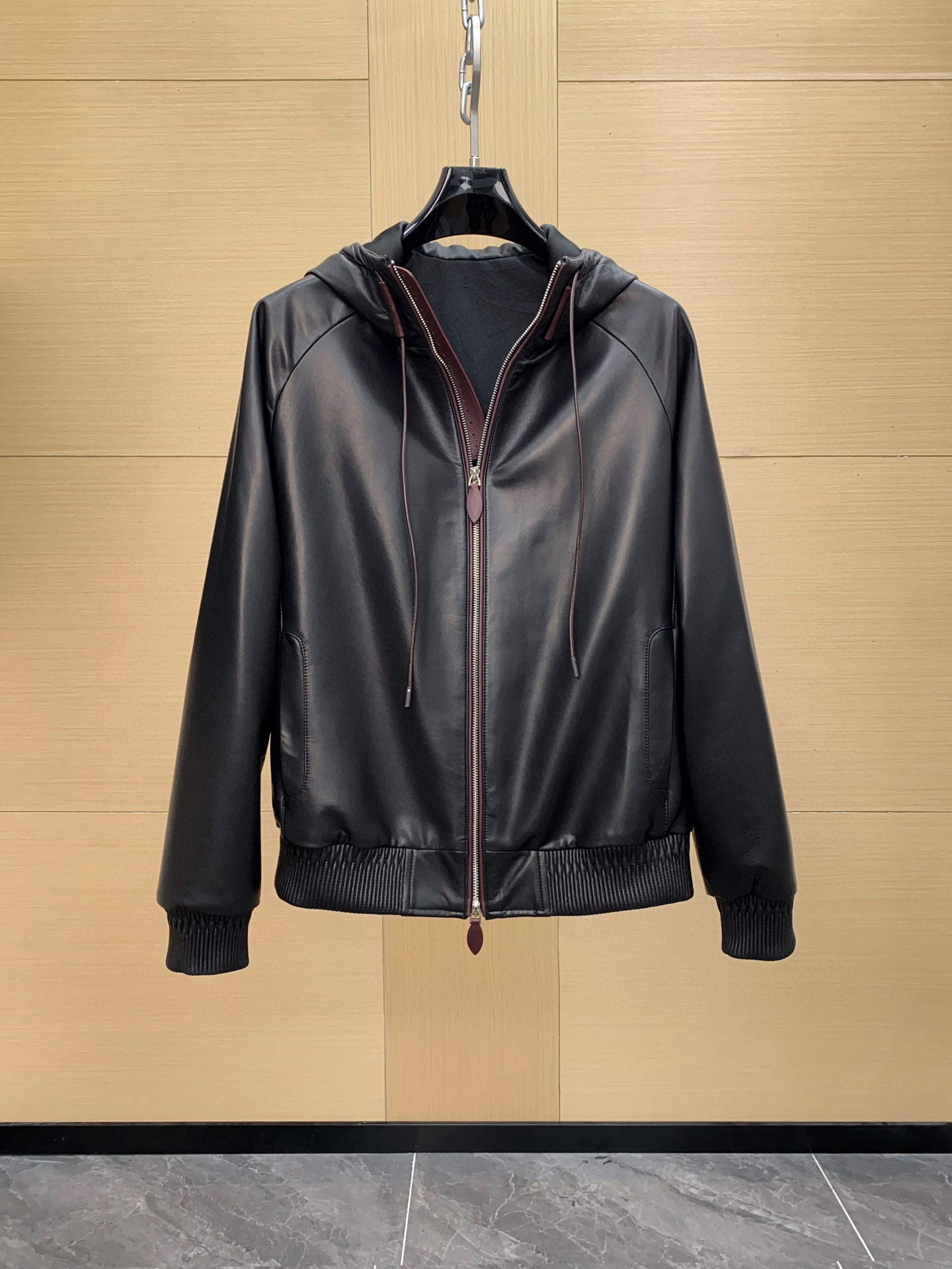 NO:675096,Exclusive model of Quan.com. Genuine Berluti luxury B-Way Fly jacket. Made of lambskin. Authentic large-scale products of the same grade are selling for nearly 60,000 yuan. It is absolutely worth it for everyone. The casual wear is like walking in hormonal fashion. The leather jacket is casually worn, exuding masculine hormones, elegant and calm charm and a youthful and energetic atmosphere. Sheepskin hooded sports jacket  Ultra-thin design, soft and light texture, comfortable and close-fitting to wear. Classic style will never go out of style. Versatile style, sizes 48-56,,jackets & coats,jackets & coats,leather jacket,sheepskin,hats,Top Customize119860909权网独家款 真品 Berluti 奢侈品 B-Way Fly外套 材质小羊皮, 大货同等级正品在售近6万的价值. 大家这个价格拿到手绝对绝对值, 随性穿搭犹如行走的荷尔蒙时尚 皮衣随性穿搭,散发着男性阳刚的荷尔蒙,优雅沉稳的魅力且年轻活力的气息 羊皮连帽运动夹克 超薄身的设计,质地柔软轻盈,穿着感舒适贴身.版型经典永不过时.百搭款型 尺码48-56,,jackets & coats,jackets & coats,leather jacket,sheepskin,hats,Top Customize1,Men's clothing
