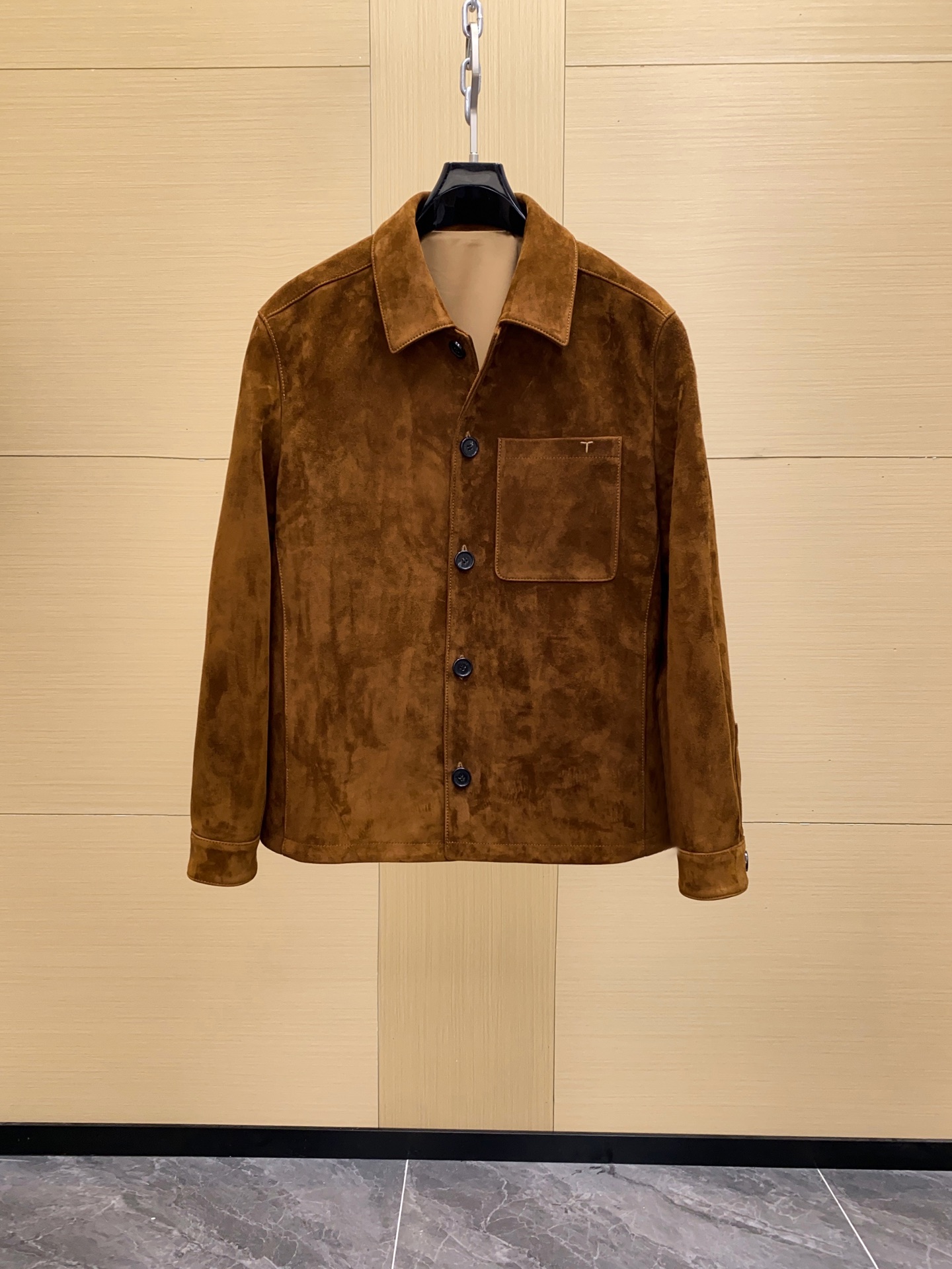 NO:674999,Ready for sale!  TOD’S brown suede retro American jacket, made of South African mixed suede lambskin, lapel jacket + pocket design + single-breasted design, overall low-key and high-end!  On sale at the counter, sizes 48-56,,Tod's,jackets & coats,sheepskin,chamois leather,Top Customize119860909现货发售！TOD’S 托德斯棕色麂皮绒复古美式夹克,采用南非混种绒面小羊皮制作,翻领夹克+口袋设计+单排扣设计 整体低调又高级！专柜在售 尺码48-56,,Tod's,jackets & coats,sheepskin,chamois leather,Top Customize1,Men's clothing
