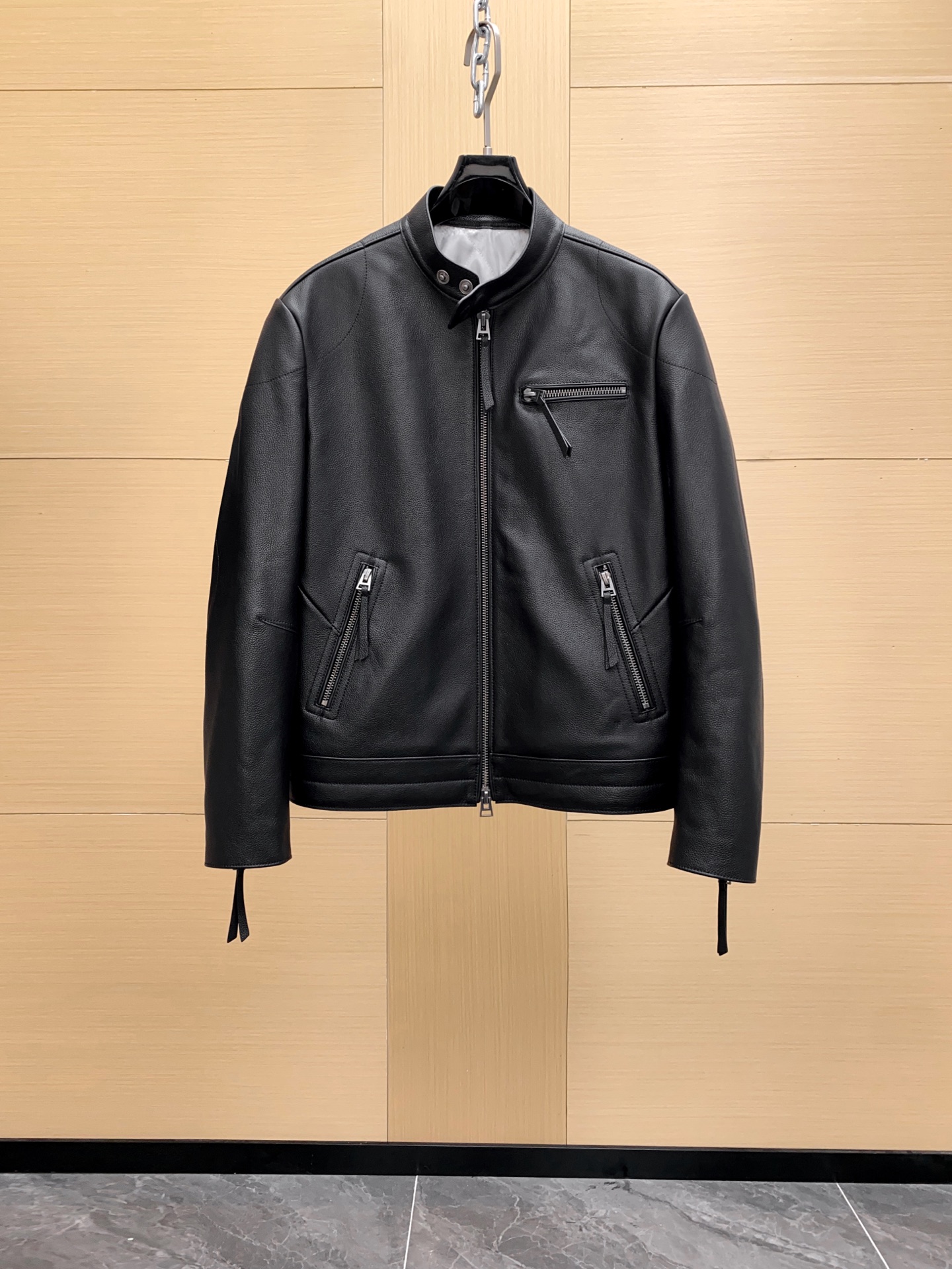 NO:675000,Ready for sale!  TOM FORD 2025 Autumn and Winter Motorcycle Leather Jacket is designed by the new creative director Haider Ackermann. It is made of high-quality black cowhide, with a stand-up collar + zipper design. It is simple and cool, with a slim cut, making you look slimmer and taller!  Limited sale, very popular in fashion circles!  Essential items for autumn and winter wear, sizes 48-56,, tom ford, jackets & coats, cowhide, Top Customize19860909现货发售！TOM FORD 2025秋冬机车皮夹克,由新任创意总监Haider Ackermann设计,选用高品质黑色牛皮,立领+拉链设计,简约又酷飒,修身剪裁,显瘦显高！限量发售,潮流圈超受欢迎！秋冬穿搭必备单品,尺码48-56,,tom ford,jackets & coats,cowhide,Top Customize1,Men's clothing