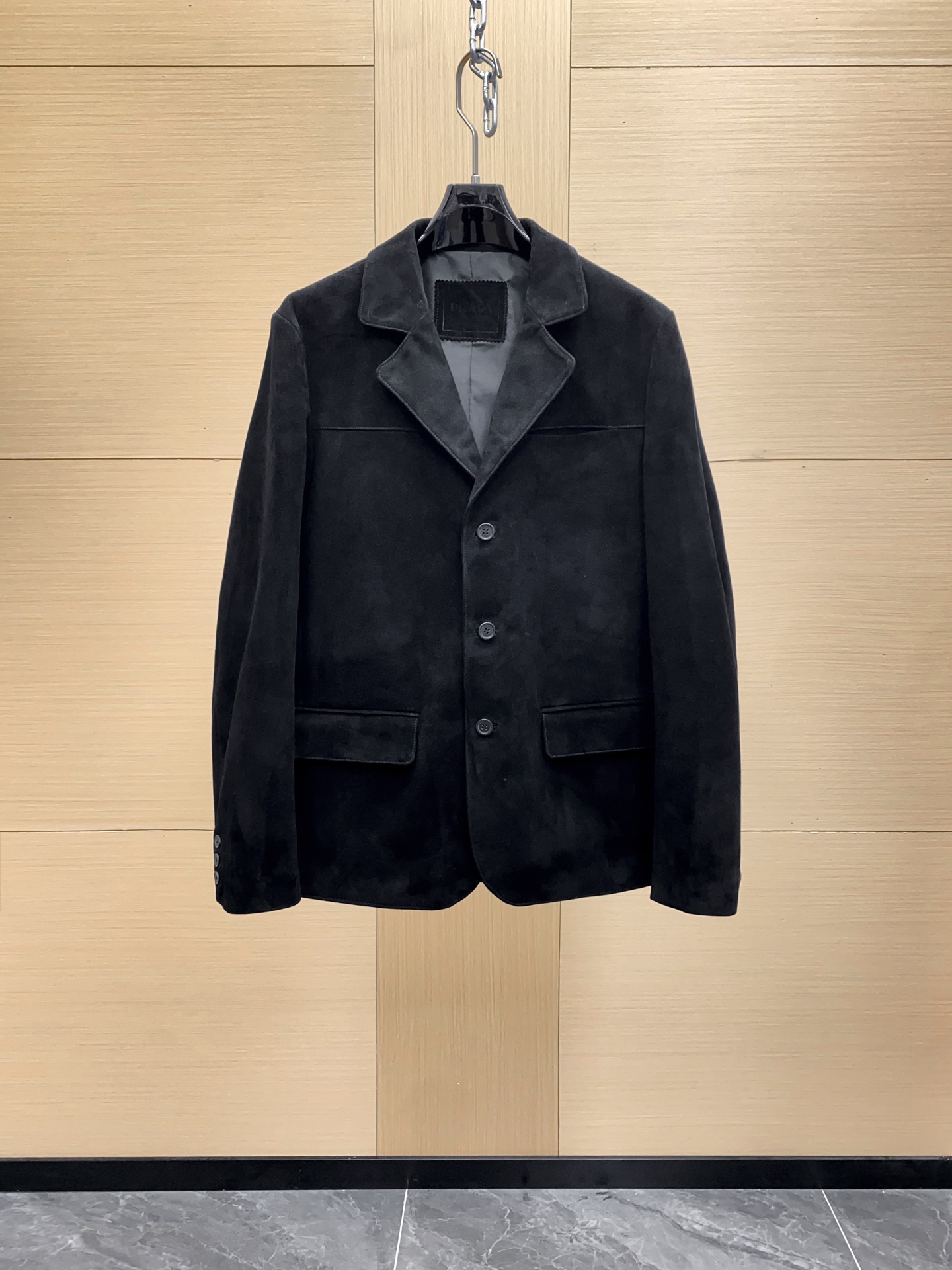 NO:674993,Prada's sheepskin suede suit jacket is made of South African mixed suede sheepskin, which is super textured. The suede is fine and soft, low-key and high-end. It has a classic three-button + lapel design, neat tailoring, and a great atmosphere for autumn and winter wear!  It can be easily used for daily commuting and social occasions, and it looks great with shirts or sweaters ~ Prada has always been simple and timeless style, with both texture and practicality, it is really worth buying!  Size 48-56,,prada,jackets & coats,shirts,business suit,sheepskin,Top Customize119860909Prada这款羊皮反绒西装外套,南非混种绒面羊皮超有质感,绒面细腻柔软,低调又高级.经典三粒扣+翻领设计,剪裁利落,秋冬穿超有氛围感！日常通勤、社交场合都能轻松驾驭,搭配衬衫或针织衫都很出彩～Prada一贯的简约永恒风格,质感与实用性兼具,真的很值得入手！尺码48-56,,prada,jackets & coats,shirts,business suit,sheepskin,Top Customize1,Men's clothing