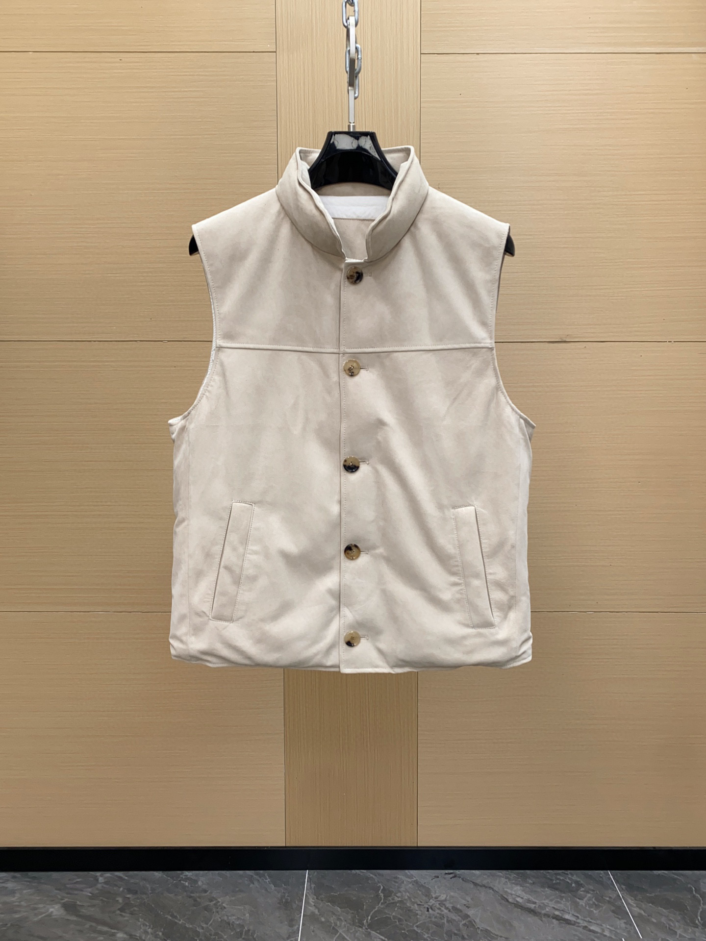 NO:674995,This vest comes from the Italian luxury brand Brunello Cucinelli, which focuses on the 'low-key luxury' old-money style. Made of suede + down filling, it has a delicate texture and is warm. It is very stylish when layered with shirts or sweaters in autumn and winter. The simple design + wooden buttons are full of details, practical and advanced. Paired with light-colored trousers or jeans, you can easily create an elegant gentleman atmosphere. A must-have in autumn and winter, comfortable and tasteful, it is a classic item for old-money style wear!  Size 48-56,,brunello cucinelli,jeans,sweaters,shirts,down jacket,chamois leather,Top Customize119860909这款马甲来自意大利奢侈品牌Brunello Cucinelli,主打“低调奢华”老钱风.麂皮材质+羽绒填充,质感细腻又保暖,秋冬叠穿衬衫或毛衣都很有格调.简约设计+木质纽扣,细节满分,实用又高级.搭配浅色裤装或牛仔裤,轻松打造优雅绅士氛围.秋冬季节必备,舒适又有品味,是老钱风穿搭的经典单品！尺码48-56,,brunello cucinelli,jeans,sweaters,shirts,down jacket,chamois leather,Top Customize1,Men's clothing