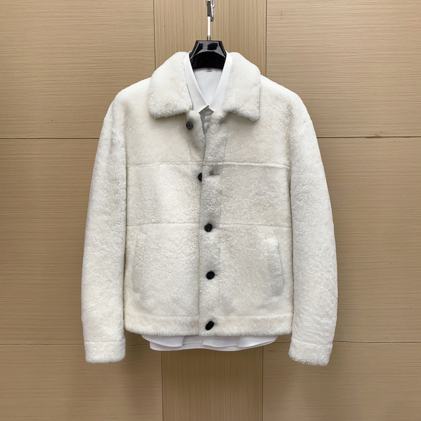 NO:675007,Ready for sale!  Prada's white fur one-piece jacket is made of high-quality lamb wool, which is soft, delicate and warm. It's perfect for autumn and winter!  Classic lapel + black buttons, simple and elegant, full of details and the triangular logo on the back is very recognizable. It can be easily worn with a knitted sweater or cotton trousers of the same color inside. It can be worn for daily commuting and fashion occasions. It is practical and fashionable. It is a must-have and versatile item for the autumn and winter wardrobe. Sizes 48-56, prada, jackets & coats, Top Customize19860909现货发售！Prada这款白色皮毛一体外套,选用高品质羊羔毛,柔软细腻又保暖,秋冬穿超合适！经典翻领+黑色纽扣,简约优雅,细节满分背部三角徽标超有辨识度,内搭同色系针织衫或棉质长裤都能轻松驾驭,日常通勤,时尚场合都能穿,实用又时髦,是秋冬衣橱必备百搭单品.尺码48-56,,prada,jackets & coats,Top Customize1,Men's clothing