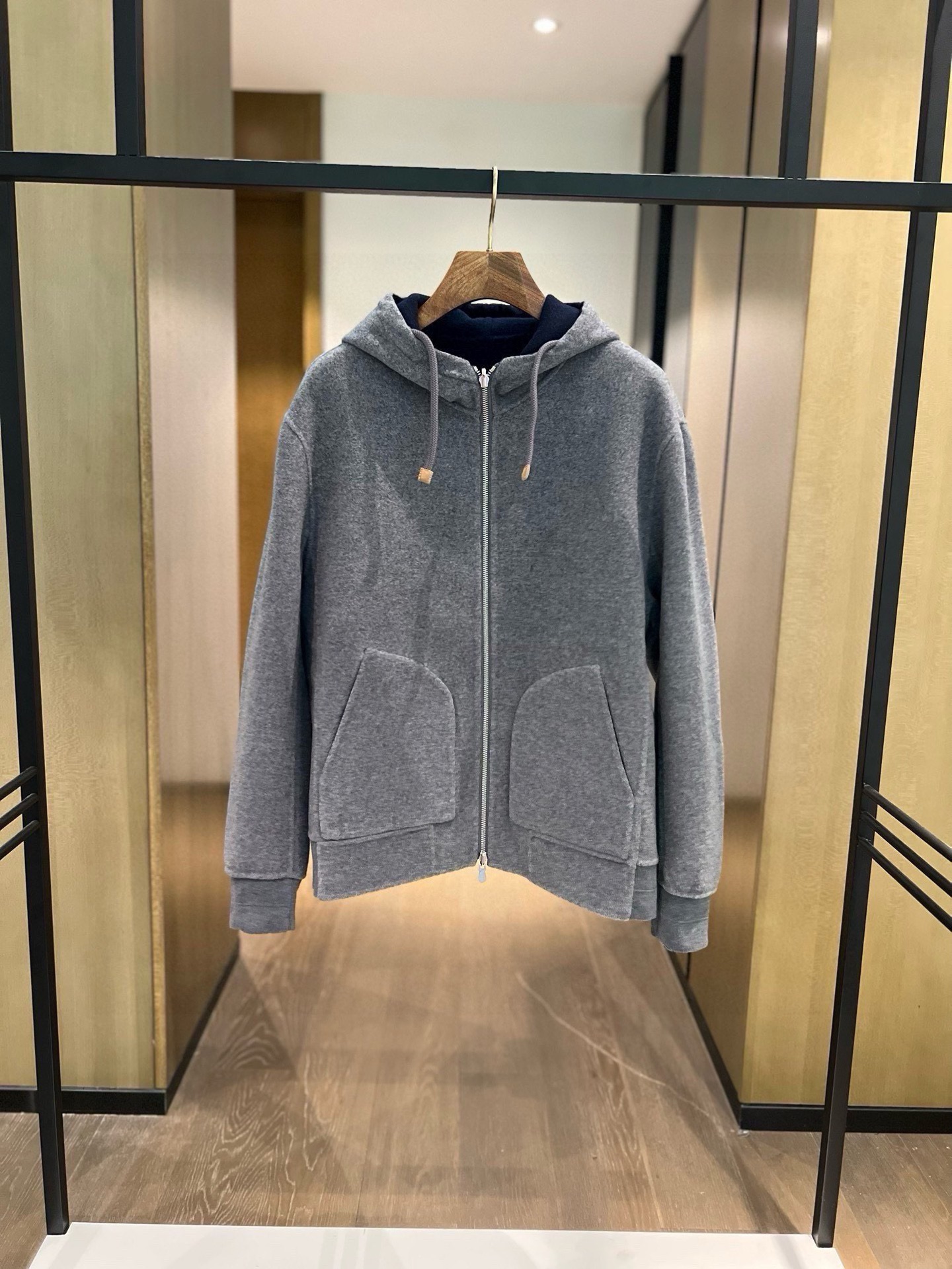 NO:675010,Ready for sale!  A major elite counter product, Bc reversible cashmere hooded jacket!  A must-have for channel trade products!  Super heavy duty style, minimalist old money style!  Purely hand-made double-sided composite technology, you can still save money on the goods on the counter!  60% wool and 40% cashmere, the high-end feel across the screen, both the details and accessories and hardware are perfect!  If you want high-end products, you must not miss the luxurious wool knitted thickened fabric!!! Texture and texture, full of temperament, warm in cold winter, hooded jacket, men and women couples. High-quality materials enhance the casual and sports taste of this cashmere jacket. The soft-feeling precious fabric complements the double-sided wear. Slim tailoring, seamless bone technology, 60 wool, 40 cashmere. Not only does it not affect the breathability, it also allows the clothing to better protect against the cold. The process is complex.  Unique double-sided and two-color, suitable for autumn and winter high-end fashion, details highlight luxury, leather windproof drawstring on the collar, genuine leather sheepskin pendant sewn at the rope end, cashmere side pockets inside and outside, cuffs + hem threaded closure,,jackets & coats,jackets & coats,sheepskin,hats,Top Customize119860909现货发售！重磅精英柜台品,Bc正反两穿羊绒连帽外套！渠道贸易精品必入！ 超重工款,极简老钱风！纯手工双面复合工艺,依然柜上货品省款！60羊毛40羊绒,隔着屏幕的高级感,无论细节还是辅料五金都很完美！要高端精品的一定不能错过 奢华羊毛针织加厚面料 !!! 肌理质感 尽显气质 寒冬季节 呵护温暖 连帽外套 男女情侣款 优质材料提升了这款羊绒呢夹克的休闲与运动品味.手感松柔的珍贵面料与双面两穿相得益彰 修身剪裁 无缝精骨工艺 60羊毛 40羊绒 非但不会影响透气性,还可以让服装更好地御寒 ,工艺复杂 特有双面双色 适合秋冬 高端时装 细节彰显奢华 领口有皮革防风抽绳 绳头缝制真皮革羊皮吊坠 里外羊绒侧口袋 袖口+下摆螺纹收口,,jackets & coats,jackets & coats,sheepskin,hats,Top Customize1,Men's clothing