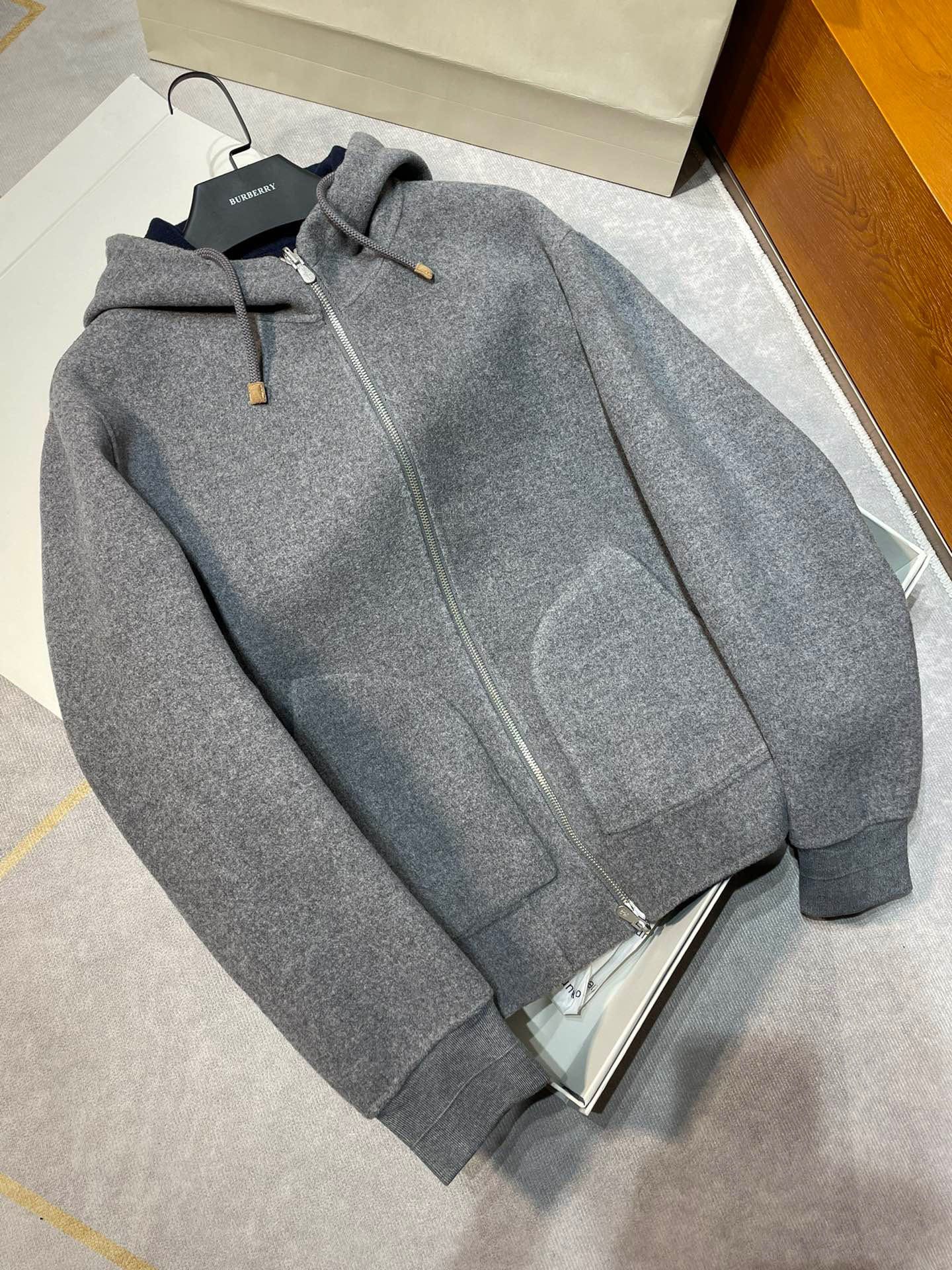 NO:675013,A major elite counter product, Bc reversible cashmere hooded jacket!  A must-have for channel trade products!  Super heavy duty style, minimalist old money style!  Purely hand-made double-sided composite technology, you can still save money on the goods on the counter!  60% wool and 40% cashmere, the high-end feel across the screen, both the details and accessories and hardware are perfect!  If you want high-end products, you must not miss it, jackets & coats, hats, Top Customize19860909重磅精英柜台品,Bc正反两穿羊绒连帽外套！渠道贸易精品必入！ 超重工款,极简老钱风！纯手工双面复合工艺,依然柜上货品省款！60羊毛40羊绒,隔着屏幕的高级感,无论细节还是辅料五金都很完美！要高端精品的一定不能错过,,jackets & coats,hats,Top Customize1,Men's clothing