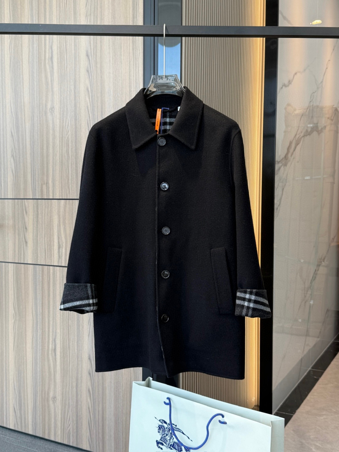 NO:675024,Ready for sale!  Original and authentic. Burberry Men's classic single-breasted wool lightweight coat, double-sided sheep wool. Light coat, made of double-sided wool fabric, decorated with worsted Burberry check pattern on the inside, showing a slim fit. From the Burberry classic series, interpreting wardrobe essentials with distinctive brand style. Exclusively customized  Double-sided worsted sheep wool is made from high-quality wool from alpine production areas. The fiber is fine and flexible, the surface texture is fine and smooth, and the inner layer is warm and comfortable. Compared with ordinary wool or blended coats on the market, double-sided wool has been repeatedly carded and compressed to ensure a crisp silhouette, lightness and warmth without appearing heavy. The pattern and tailoring continue the classic British style, and the overall look is  The mid-length straight silhouette has a naturally flat shoulder line, which modifies the proportions of the body. The opening and closing of the cuffs and collar are just right, which not only facilitates movement, but also maintains a capable temperament. Precision three-dimensional tailoring is used in the details to make the coat fit better on the shoulder and back curve when it is on the upper body, showing a straight and stylish effect. The buttons are customized with brand engraved natural horn buttons, which are full of gloss, strong and durable, and the details highlight low-key luxury. Classic plaid high standard  In the anti-grain process, the plaid lines can be accurately aligned whether in splicing, pockets or corners, reflecting the brand's consistent rigor and sophistication. Many coats on the market will ignore the alignment of the plaid in pockets, plackets, linings, etc. due to labor or cost issues, resulting in the finished product looking slightly messy; while Burberry insists on  All visible joints such as the front placket, pockets, lining and sleeve seams maintain strict alignment. This is the obvious difference between high-end luxury brands and ordinary craftsmanship.,,burberry,burberry,Top Customize119860909现货发售！原装真品. Burberry 巴宝莉男士经典单排扣羊毛轻便大衣 双面绵羊毛 . 轻便大衣,选用双面羊毛面料打造,内侧装饰精纺 巴宝莉 格纹,呈现修身版型.来自 巴宝莉经典之作系列,以鲜明品牌风格诠释衣橱必备款式. 独家订制 双面精纺绵羊毛,面料由高山产区优质羊毛纺织而成,纤维细腻柔韧,表层质感细腻顺滑,内层保暖舒适.与市面普通羊毛或混纺大衣相比,双面羊毛经过反复梳理与压缩工艺,既保证了挺括的轮廓感,又兼具轻盈与保暖性,不会显得厚重. 版型与裁剪延续了经典英伦风格,整体为 中长款直筒廓形,肩部线条自然平整,修饰身材比例.袖口与领口的开合恰到好处,既方便活动,又保持干练气质.细节上采用精密立体裁剪,使大衣在上身时更加贴合肩背曲线,展现挺拔有型的效果 ,纽扣选定制品牌刻字天然牛角扣光泽度饱满,坚固耐用,细节彰显低调奢华. 经典格纹 高标准 对纹工艺无论在拼接、口袋还是边角处,格纹线条均能精确对齐,体现品牌一贯的严谨与考究. 市面很多大衣会因为省工或成本问题,忽略口袋、门襟、内里等位置的格纹对齐,导致成品看起来略显凌乱；而 巴宝莉则坚持在 前门襟、口袋、内里和袖缝等所有可见拼接处保持严格对纹,这正是高奢大牌与普通工艺的明显差别.,,burberry,burberry,Top Customize1,Men's clothing