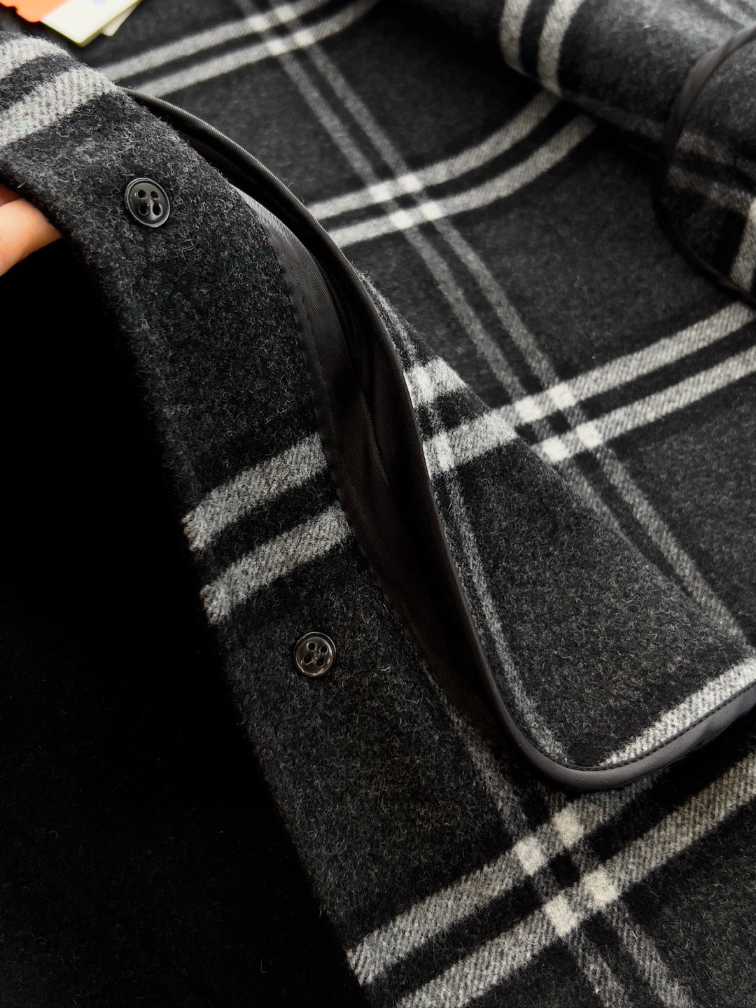 NO:675001,The high-standard craftsmanship ensures that the wiring can be accurately and evenly aligned whether in splicing, pockets or corners, reflecting the brand's consistent rigor and sophistication.,,Top Customize119860909高标准工艺无论在拼接、口袋还是边角处,走线均能精确平整对齐,体现品牌一贯的严谨与考究.,,Top Customize1,Men's clothing