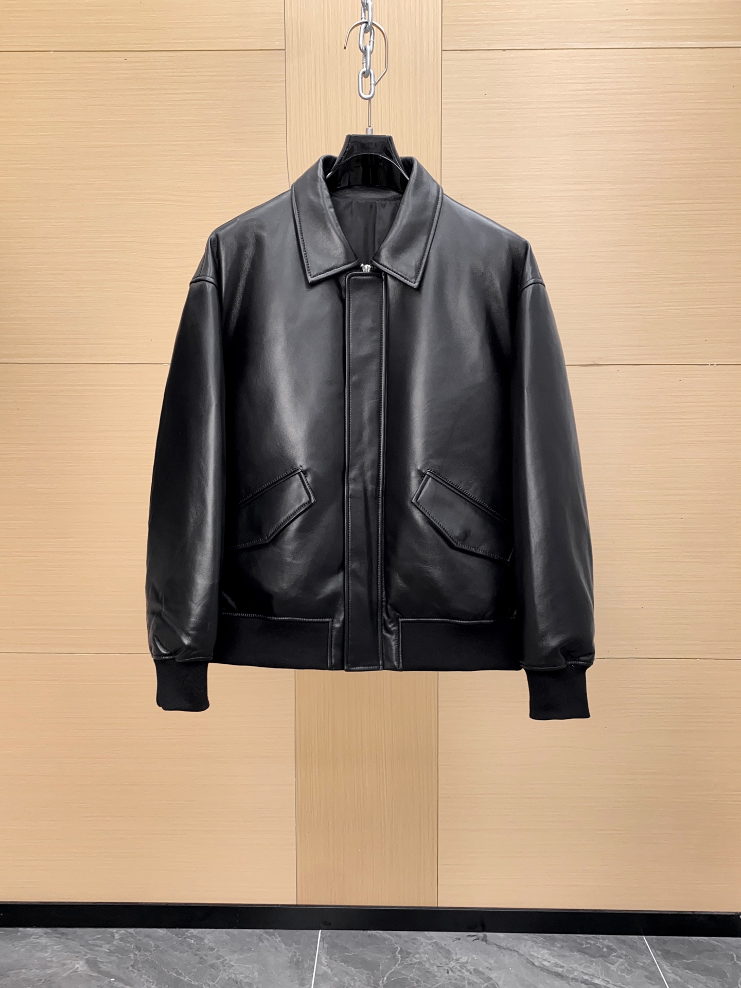 NO:675014,Yves Saint Laurent｜SAINT LAURENT｜YSL black sheepskin jacket, made of high-quality imported lambskin, filled with 90% white duck down inside, with full warmth retention effect!  Loose cut + classic lapel, simple and neat!  Size 48-56,,saint laurent,saint laurent,saint laurent,jackets & coats,sheepskin,Top Customize119860909圣罗兰 ｜SAINT LAURENT｜YSL 黑色羊皮夹克,选用优质进口小羊皮 内里填充90白鸭绒,保暖效果拉满！宽松剪裁+经典翻领,简约利落！尺码48-56,,saint laurent,saint laurent,saint laurent,jackets & coats,sheepskin,Top Customize1,Men's clothing