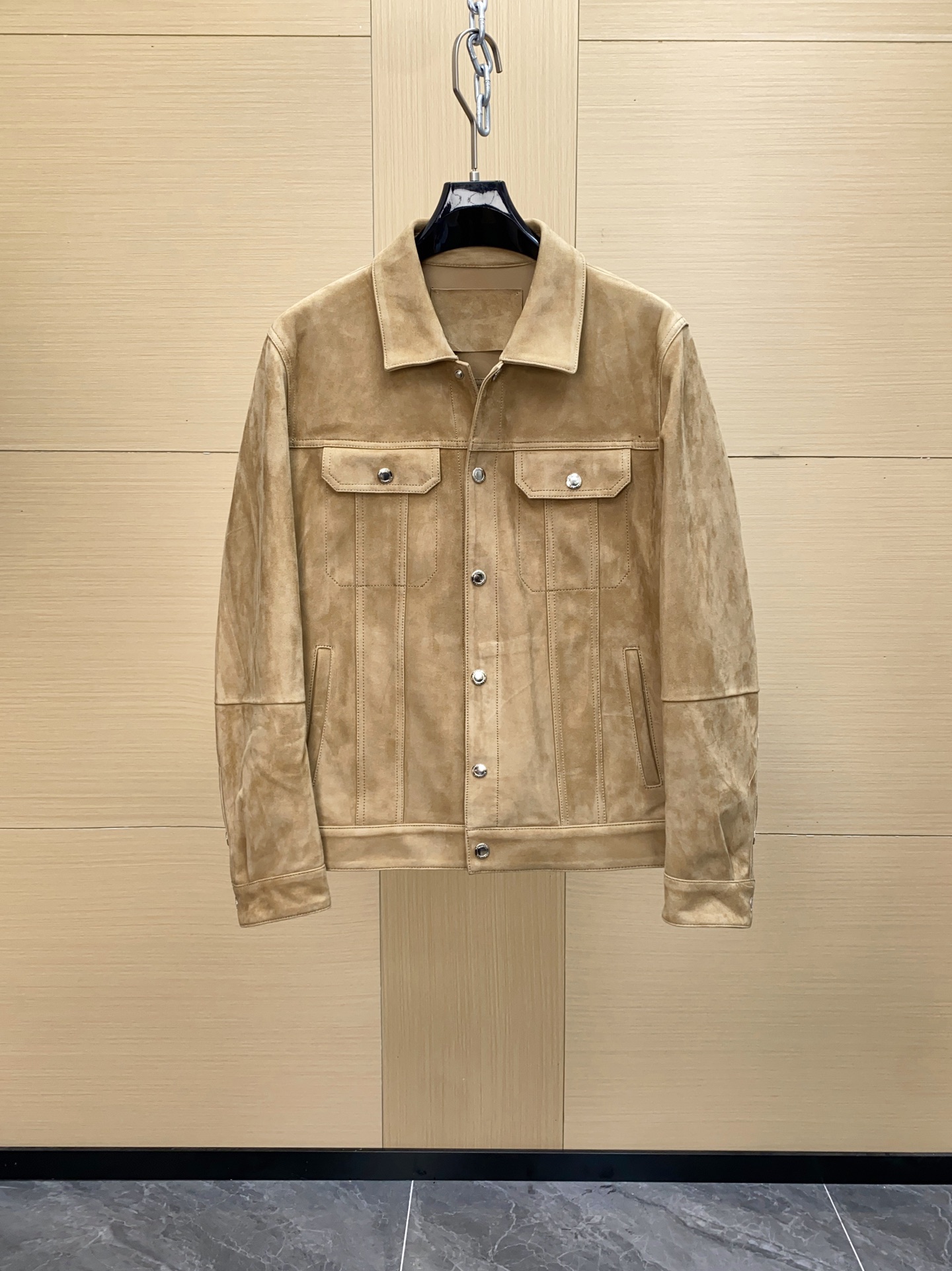 NO:675019,[BC End of Season Offer] Brunello Cucinelli Men's Suede Casual Jacket The sporty style of the four-pocket short jacket is reinterpreted with precious Brunello Cucinelli materials. This season's color, light and soft suede is matched with special metal buttons and small chest pocket decorations, which further highlights the workwear temperament and fashion charm of the jacket. The jacket is designed in a regular size and is comfortable on the upper body. Suede is a precious leather with a thin texture and very soft texture. It is comfortable and generous to wear on the body.  Craftsmanship details snap-button closure Shirt-style collar ｜Upper flap and buttoned patch pockets ｜Side hem pockets ｜Cuffs with snap buttons ｜Unlined Old money style, low-key and tasteful The materials are very comfortable. The core of this brand is to use materials that are kind to you. If you pay attention to the dressing experience, you must buy it!  !  Made of sheepskin suede!  The real and powerful version uses the most exquisite leather, which is light and soft, and the fabric made of it has a velvet-like texture. If you pick out any piece of our leather series, it is enough to beat other competing products, not to mention the combination of price, quality and product!  It directly improves the tone of the whole by a level. It belongs to the ceiling of the autumn and winter world. The texture is outstanding and the luster is high-end. The whole body is made of precious sheep leather, showing a unique suede texture. The velvety and delicate touch combined with the soft and light characteristics are both luxurious and practical. After the full-grain leather polishing and turning process, the surface fibers are finely polished until they are even and dense, showing a  Velvety suede effect. This treatment method not only feels smooth, but also presents a low-key and deep matte effect visually. Different from the coldness of traditional smooth leather, suede leather has a warmer and more delicate touch. Suede leather is inherently wear-resistant and warm, making this jacket a balance between practicality and sophistication. In terms of technology, suede leather needs to go through multiple steps of removal, polishing, sizing, and protective coating.  and other fine processes to ensure that the leather plush is even, full and long-lasting in color. Its natural breathability and lightness enable the entire jacket to maintain a comfortable wearing experience in addition to keeping warm. In addition, the leather surface has undergone special wear-resistant treatment, which improves the anti-friction performance of daily wear and gives it a texture that is both flexible and stiff. With the accumulation of time and wear, the leather will gradually form a unique patina, which increasingly highlights personality and high-end atmosphere. The only one in the entire network!  Brunello's ultra-luxurious daily items that truly showcase it. The most worthwhile series to buy because they are all genuine high-end customization techniques!!! The portion is quite generous, heavy to carry, and the texture is incomparably luxurious!  At present, we only sell this product to a few stalls and physical stalls, so there will not be too many high-end versions circulating in the market. Our price directly gives us a first-hand advantage. The profit margin we occupy is only for running volume, which facilitates old customers and agents to have better price control space. We rely on our character to stabilize customers. Only real factories have the strength to charge prices. The real cost-effective channel, brunello cucinelli, jackets & coats, jackets & coats, shirts, sheepskin, chamois  leather,Top Customize119860909［BC季末盛惠］ Brunello Cucinelli 男士绒面革休闲夹克外套 四口袋短夹克的运动风格用珍贵的Brunello Cucinelli材料重新诠释.本季的色彩,质地轻盈柔软的麂皮和特色金属纽扣、小胸袋装饰匹配,更突出夹克的工装气质与时尚魅力.夹克常规尺寸设计,上身舒适自如. 绒面革是一种质地细薄且非常柔软的珍贵皮革.穿在身上既舒适又大方. 工艺细节揿扣合 衬衫式领子 ｜上部翻盖和系扣贴袋 ｜侧插式下摆口袋 ｜带揿扣袖口 ｜无衬里 老钱风,低调 有品味 用料非常舒适,这个牌子的核心就是用料,对自己好一点的,注重穿衣体验的,一定要入！！ 羊皮革绒面打造 ！ 真材实料实力版本 ,采用最精致的皮革,即轻盈又柔软,用其制作的面料有天鹅绒般的质感 咱家任意一件皮革系列 任选一样拎出来,都足够吊打其他竞品,更何况是价格 品质 出货品相三重叠加！直接把整体的调性UP了一个段位,属于秋冬界的天花板,质感出挑,光泽高级  整体以珍贵羊皮革打造,呈现出独特的绒面质感,天鹅绒般的细腻触感配合柔软轻盈的特性,兼具奢华与实用  经过全粒面皮打磨与翻磨工艺,表层纤维被精细打磨至均匀细密,呈现出 天鹅绒般的绒面效果.这种处理方式不仅手感顺滑,更在视觉上呈现出低调而深邃的哑光效果.不同于传统光面皮革的冷峻,绒面皮更具温润细腻的触感.绒面革天生兼具耐磨与保暖性能,使这款夹克在实穿性与精致感之间取得平衡. 在工艺上,绒面革需要经过多道 去杂、打磨、上浆、防护涂层 等精细流程,以确保皮面毛绒均匀、色泽饱满而持久.其天然的透气性与轻盈性,使得整件夹克在保暖之外,仍能保持舒适的穿着体验. 此外,皮料表层经特别的 耐磨处理,提升了日常穿着的抗摩擦性能,同时赋予其 柔韧与挺括兼具 的质感.随着时间与穿着的累积,皮革会逐渐形成 独特的岁月包浆,愈发彰显个性与高级气息. 全网独一档！真正能彰显Brunello 的超奢华日常单品 . 最值得买的系列 因为都是货真价实的高级订制技艺!!!! 份量是相当足的,拎起来沉甸甸的,质感非常无敌奢华！这款目前我们出给档口和实体档口的就那么几家,所以不会有太多高版本在市面上流通, 我们这个价格直接给一手优势 自己占的利润空间只为跑量 方便老客户代理有更好的控价空间, 咱们靠人品稳定客户, 真工厂才有实力卷价格 真正意义上的优势性价比渠道,,brunello cucinelli,jackets & coats,jackets & coats,shirts,sheepskin,chamois leather,Top Customize1,Men's clothing