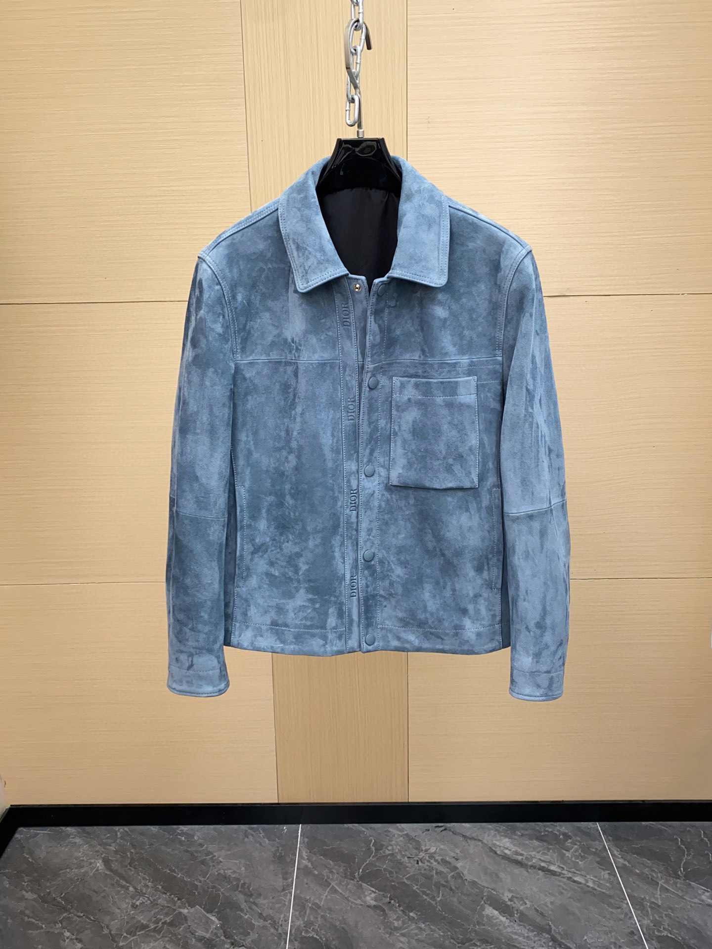 NO:688541,Ready for sale!  Dior Dior 25 men's jacket lambskin snap closure chest patch pocket fashion new style This jacket is a must-have in everyone's wardrobe. It is made of lambskin suede, has a Dior logo printed on the snap closure and has a patch pocket on the front. It is ideal for a casual look in any season. Sizes 48-56,, dior, dior, jackets & coats, sheepskin, Top Customize119860909现货发售！Dior 迪奥25 男士夹克小羊皮按扣开合胸前贴袋时尚新款 这款夹克是每个人衣橱中的必备单品.它采用小羊皮反绒皮制成,按扣开合处印有迪奥标志,正面设有一个贴袋.无论在任何季节,它都是打造休闲造型的理想之选.尺码48-56,,dior,dior,jackets & coats,sheepskin,Top Customize1,Men's clothing