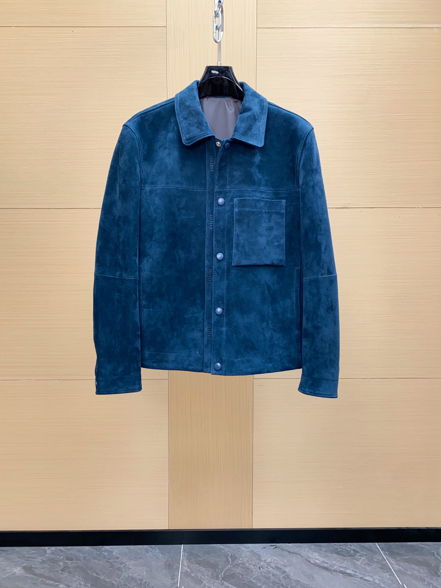 NO:688634,Ready for sale!  Dior Dior 25 men's jacket lambskin snap closure chest patch pocket fashion new style This jacket is a must-have in everyone's wardrobe. It is made of lambskin suede, has a Dior logo printed on the snap closure and has a patch pocket on the front. It is ideal for a casual look in any season. Sizes 48-56,, dior, dior, jackets & coats, sheepskin, Top Customize119860909现货发售！Dior 迪奥25 男士夹克小羊皮按扣开合胸前贴袋时尚新款 这款夹克是每个人衣橱中的必备单品.它采用小羊皮反绒皮制成,按扣开合处印有迪奥标志,正面设有一个贴袋.无论在任何季节,它都是打造休闲造型的理想之选.尺码48-56,,dior,dior,jackets & coats,sheepskin,Top Customize1,Men's clothing