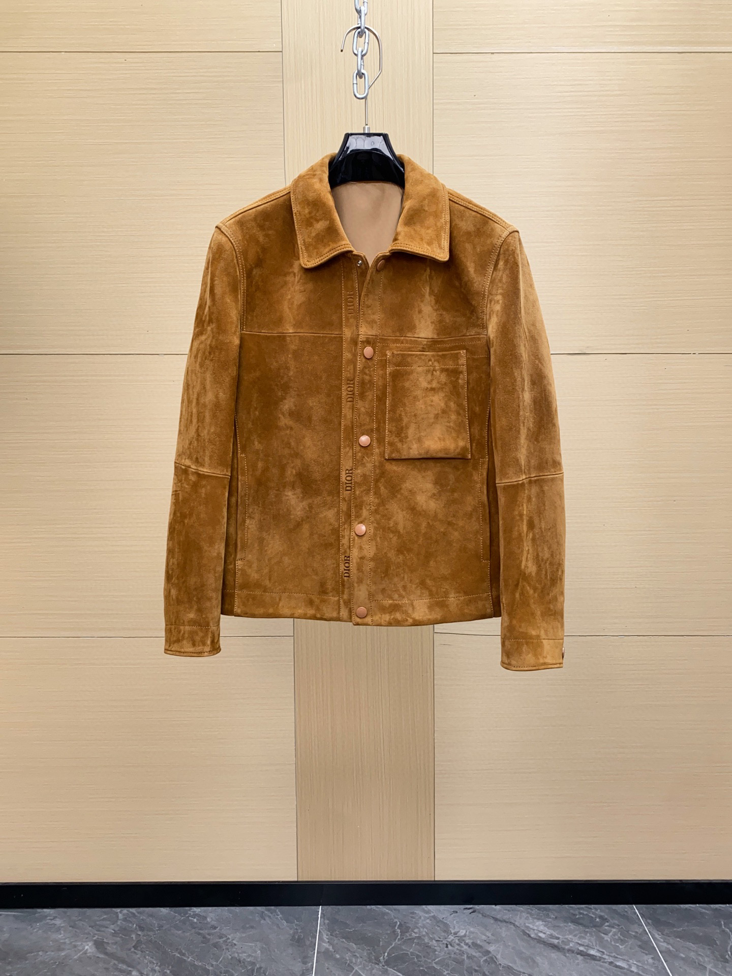 NO:675709,Ready for sale!  Dior 25 men's jacket lambskin snap closure chest patch pocket fashion new style This jacket is a must-have in everyone's wardrobe. It is made of lambskin suede, has a Dior logo printed on the snap closure and has a patch pocket on the front. It is ideal for a casual look in any season. Sizes 48-56,, dior, dior, jackets & coats, sheepskin, Top Customize19860909现货发售！Dior 迪奥25 男士夹克小羊皮按扣开合胸前贴袋时尚新款 这款夹克是每个人衣橱中的必备单品.它采用小羊皮反绒皮制成,按扣开合处印有迪奥标志,正面设有一个贴袋.无论在任何季节,它都是打造休闲造型的理想之选.尺码48-56,,dior,dior,jackets & coats,sheepskin,Top Customize1,Men's clothing