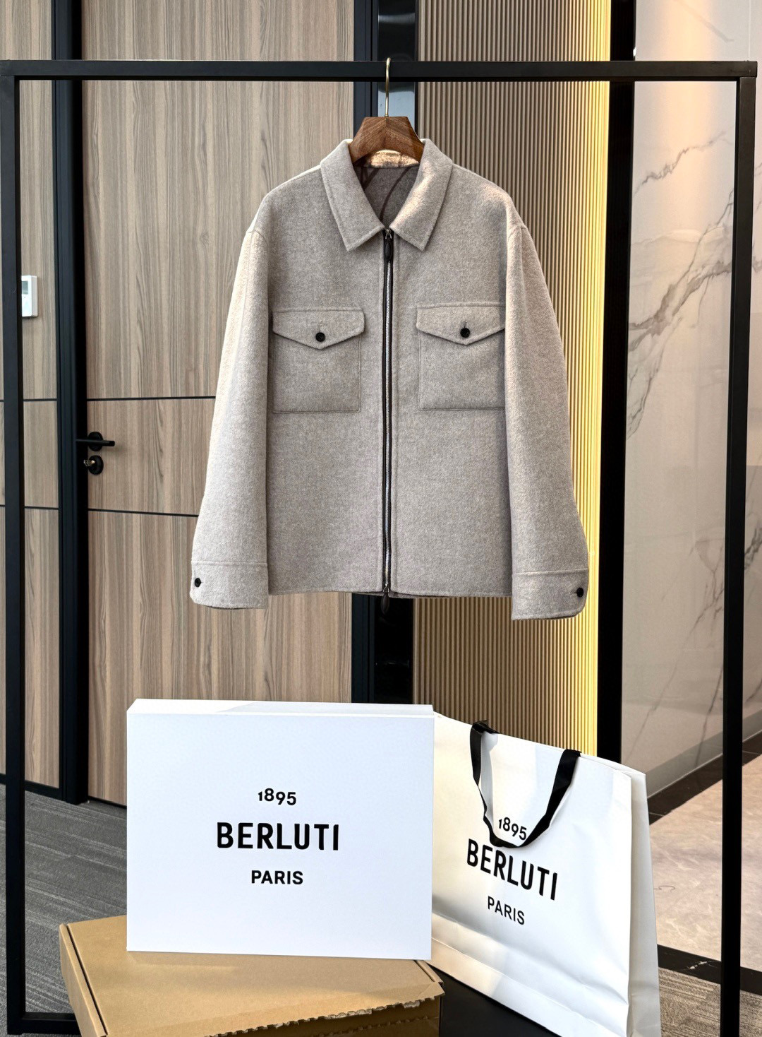 NO:675021,Ready for sale!  Over 10,000 level original and authentic products!  Top-notch .Berluti autumn and winter cashmere woolen double-sided zipper shirt jacket, 70% wool, 30% cashmere; calfskin decoration; calfskin zipper. The appearance is simple and elegant, the fabric is luxurious and crisp, and the interior is hidden with Berluti's unique Scritto print, which is cool on the outside and hot on the inside, low-key but extremely elegant.!!! The main body is made of 70 high-count wool +  30 top cashmere material, soft and delicate to the touch, with both the stiffness of wool and the smoothness of cashmere. Double-sided worsted cashmere wool craftsmanship, high-end texture visible on both sides, light and warm to wear. The low-key beige gray visual effect of the surface is clean and simple, the texture is tight but not heavy, highlighting the comfort and luxury of high-end fabrics in autumn and winter. Raw material level Berluti genuine uses 70 high-count wool + 30  Top-grade cashmere, raw materials come from top European textile mills, cashmere fiber is more delicate, with a diameter of 14-16 microns, smooth and skin-friendly. Most ordinary versions use low-proportion cashmere (10-20), or even only wool or polyester blends. The fiber is rough, easy to pill, and feels hard. Weaving process Berluti uses double-sided worsted spinning process. There is no glue in the middle of the two layers of wool and cashmere fabric, and it is completely fixed by high-density weaving → light, breathable but stiff.  Ordinary versions are usually made of a single layer or bonding process, which is easy to be thick and stiff, will collapse after being worn for a long time, and lacks a sense of luxury inside. Visual and tactile Berluti has a soft matte texture, a delicate and silky touch, and has a high-end effect of 'suede moves with the luster' when touched; even if it is light-colored, it does not appear rough. Ordinary versions often have grainy or impurities on the surface, dull color, and lack of gloss and feel. Durability and shape retention Berluti high-density weaving +  The combing process makes the fabric soft and wear-resistant, with good wrinkle resistance and not easy to deform. The ordinary version is loosely woven, easy to loosen after wearing for a long time, and has a stiff appearance. Berluti's wool and cashmere double-sided fabric has a more delicate feel, lighter weight, and more natural drape; while most of the ordinary versions on the market are thick and rough, with thick fibers, lacking this high-end texture of 'both light luxury and practicality',,jackets & coats,shirts,cowhide,Top Customize119860909现货发售！ 过万级原装真品.！ 蕞鼎级 .Berluti 秋冬 羊绒羊毛呢双面拉链衬衫外套 70羊毛,30羊绒；小牛皮装饰；小牛皮拉链  外观简洁大方,面料奢华挺括,内里暗藏 Berluti 独有的 Scritto 印花,外冷内热、低调却极致考究.!!! 主体采用70高支羊毛 + 30顶级羊绒呢料,手感柔软细腻,兼具羊毛的挺括与羊绒的顺滑.双面精纺羊绒毛工艺 两面皆可见的高级质感,穿着轻盈又保暖. 表层低调的米灰色视觉效果干净简约,质地紧密却不厚重,彰显秋冬高端面料的舒适与奢华 原料等级 Berluti 正版采用 70 高支羊毛 + 30 顶级羊绒,原料来自欧洲顶级纺织厂,羊绒纤维更细腻,直径多在 14–16 微米,柔滑亲肤. 普通版本多数采用低比例羊绒（10–20）,甚至只用羊毛或涤纶混纺,纤维粗糙,容易起球,手感偏硬 织造工艺 Berluti使用双面精纺工艺 两层羊毛羊绒织物中间无胶合,完全靠高密度织造固定 → 轻盈、透气但挺括. 普通版本通常为单层或粘合工艺,容易厚重僵硬,穿久了会塌,内里也缺乏高级感 视觉与触感 Berluti外观雾面质感柔和,触感细腻丝滑,抚摸时有 “绒面随光泽动” 的高级效果；即使浅色也不显粗糙. 普通版本表面常见颗粒感或杂质,色泽呆板,光泽和手感欠缺层次. 耐久度与保型 Berluti高密度织造 + 精梳工艺,使面料既柔软又耐磨,抗皱性佳,不易变形. 普通版本织造松散,穿久容易松垮,外观不挺. Berluti 这款羊毛羊绒双面呢,手感更细腻、重量更轻盈、垂感更自然；而市面普通版大多厚重粗糙、纤维粗,缺乏这种“轻奢与实用兼顾”的高级质感,,jackets & coats,shirts,cowhide,Top Customize1,Men's clothing