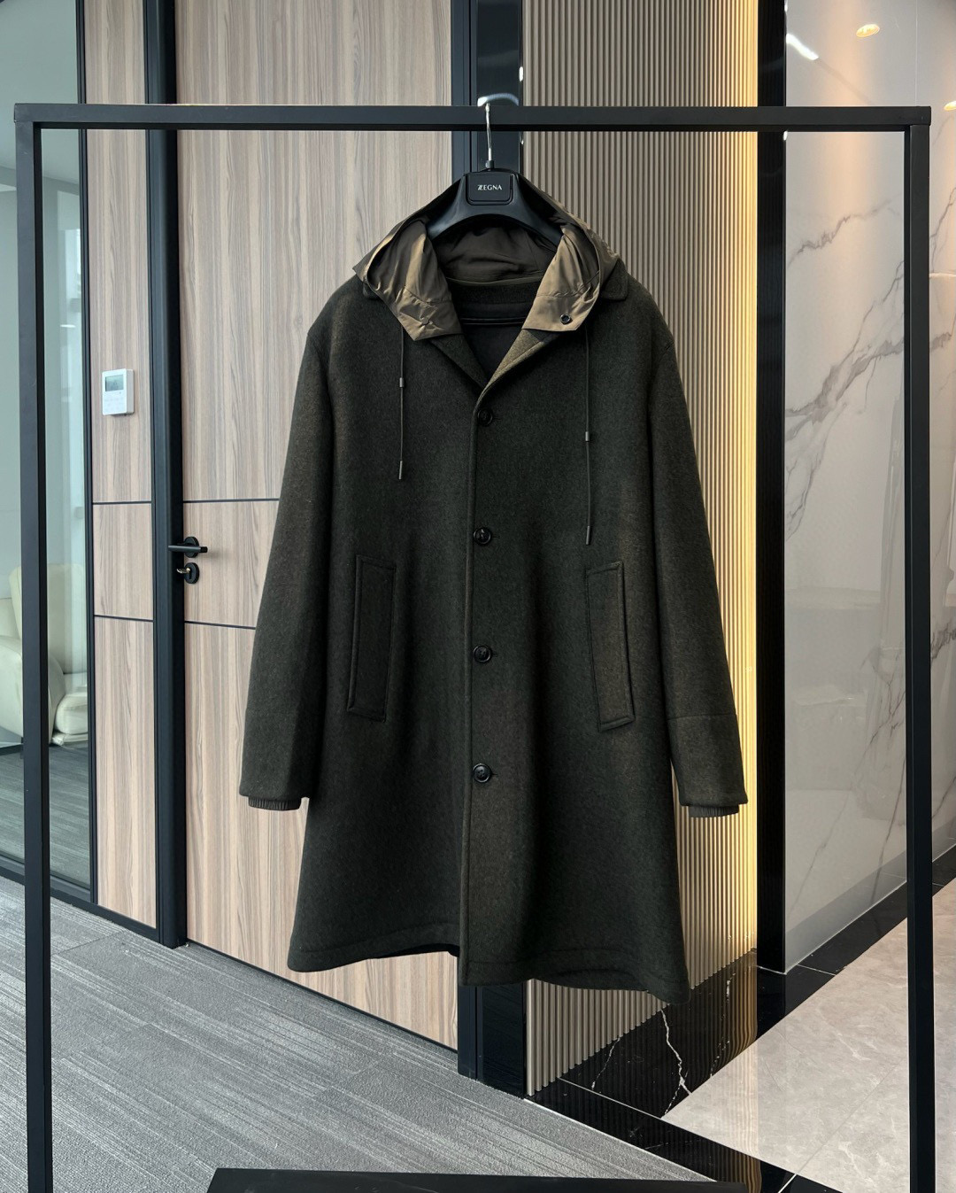 NO:675002,Ready for sale!  ZEGNA Zegna cabinet 4.2W ocean choose zz business main line series, the upper body is warm and stylish, can support the scene, and has enough aura to make you look outstanding!  This coat is made of 88% wool + 10% cashmere blend. The double-sided woolen fabric is extra warm in winter. The whole thing feels very soft and delicate, does not scratch the skin, and has a good drape. It is crisp and stylish, and can support your aura at any time ~ The color is a rare dark green, low-key and calm, but also has a unique style and charm!  The coat adopts a button placket design, and uses pure natural buffalo horn buttons to embellish each piece with a unique natural texture. The classic coat lapel is paired with a foldable nylon hood, and the modern color scheme highlights the layering effect on the neck, creating a fashionable and modern look for a young upstart.,,zegna,jackets & coats,hats,Top Customize119860909现货发售！ZEGNA 杰尼亚柜里 4.2W大洋 选择zz商务主线系列 上身温暖有型且能撑场面,气场足,让你体面过人！ 此款大衣采用88羊毛 ＋10山羊绒混纺精制 双面毛呢布料系冬季格外的保暖 整件手感十分柔软细腻,不扎肌肤,而且垂感很好 挺括有型,能随时撑起你的气场～ 颜色是少有的墨绿色,低调沉稳之余也颇具个性的风格魅力！ 大衣采用钮扣开襟设计,采用纯天然水牛角扣点缀每一颗都不重样的天然纹理 经典外套翻领搭配可折叠尼龙帽兜,选用富有现代气息的配色 凸显出颈部的层次叠穿效果,打造时尚摩登的年轻新贵造型.,,zegna,jackets & coats,hats,Top Customize1,Men's clothing