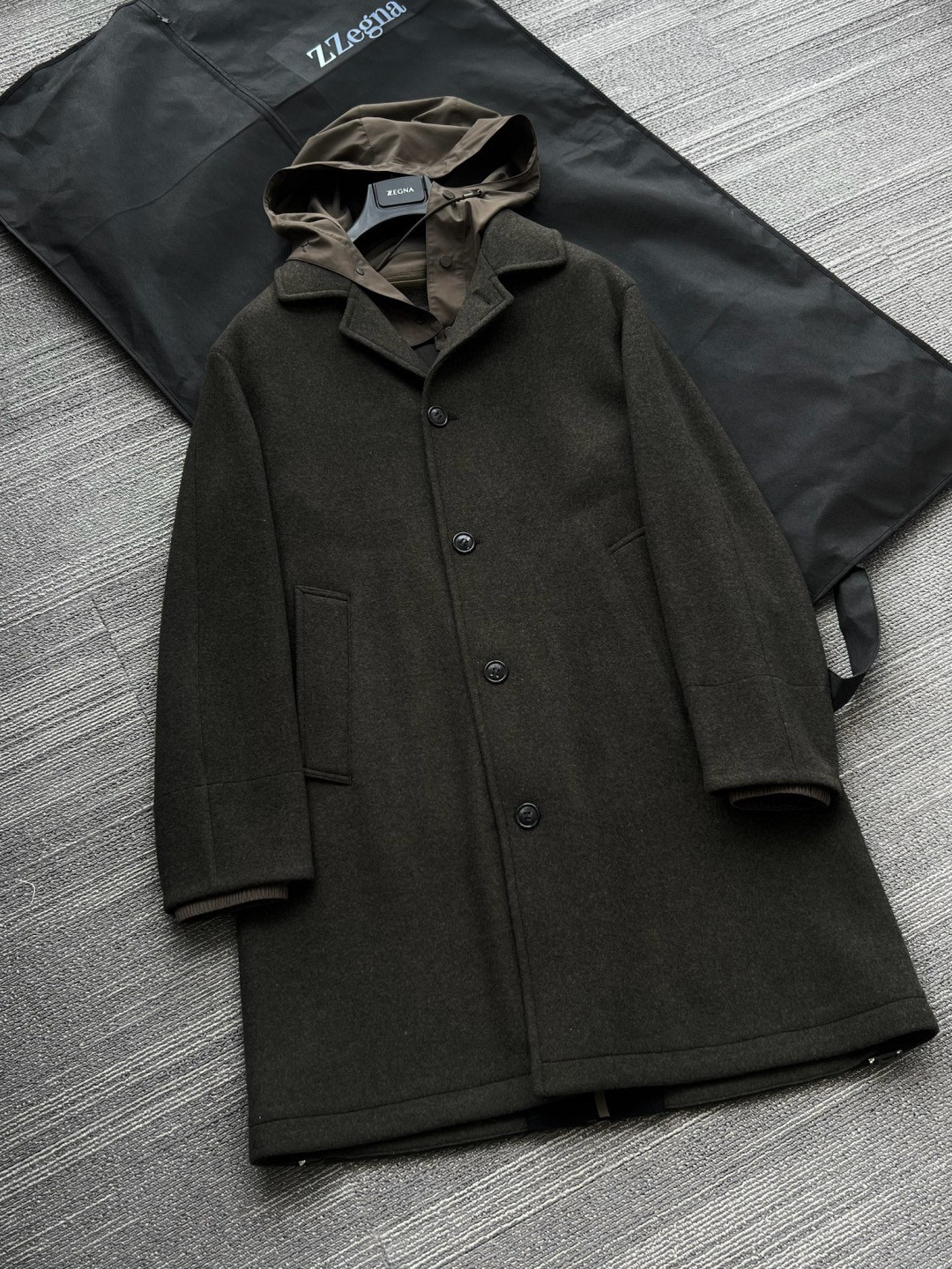 NO:675005,Genuine Zegna Zegna counter main line men's Jerseywear series coats are more fashionable than traditional coats!!! They are very distinctive to wear!! The quality of the main line is guaranteed in all aspects! Zegna fake two-piece woolen coats and windbreakers. Two fake pieces at the collar with detachable hoods. When removed, it becomes a classic business style. When paired with it, it adds a lot of fashion. A must-have for business men!  Ding-class high quality Ding-class high quality Ding-class high quality Original development hits the whole network!  !  The fabric is made of 88% wool and cashmere + 2% nylon, and the wool and cashmere content is as high as 98%. The wool quality is visible at a glance, and nylon is added to increase the strength and make it easier to maintain. It feels fine, thick, and slightly comfortable. Details: The hooded part is detachable; it is equipped with a natural horn buckle, and the logo is engraved on the inside; the fit is cut to a size of 46-56,,zegna,hats,Top Customize119860909正品 Zegna杰尼亚 专柜主线款 男士Jerseywear系列大衣 相比较传统的大衣来讲 更显得时尚了!!!穿起来挺有特色!!主线在各个方面也都品质有保证! 杰尼亚假两件羊毛呢大衣风衣 领部假两件连帽可拆,取下就是经典商务范,配上就多了许多时尚气息,商务型男士必备！ 鼎级优质 鼎级优质 鼎级优质 原版开发 吊打全网！！ 面料88羊毛山羊绒+2锦纶,羊毛羊绒含量高达 98 一眼可见的毛质,加入职锦纶增加强度更易保养,手感细腻厚实略带挺恬 细节连帽部分可拆卸；搭配天然牛角扣,内侧刻有标 识；版型合身裁剪 码数46-56码,,zegna,hats,Top Customize1,Men's clothing