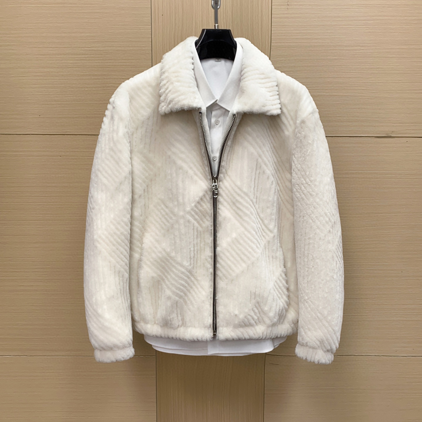 NO:675023,Ready for sale!  Fendi's fur-integrated shearling jacket is made of white plush material + FF jacquard design. It is soft and warm, and is perfect for winter!  The zipper closure makes it easy to put on and take off, and the lapel design enhances comfort and fashion. The sheep shearling material is light and warm, making it easy to carry on commuting or traveling. The same style from Lee Min Ho is very popular in the fashion circle. It goes well with shirts or sweaters, and can hold a simple or luxurious style!  Size 48-56,,fendi,jackets & coats,jackets & coats,shirts,Top Customize119860909现货发售！Fendi这款皮毛一体羊剪毛夹克外套,白色毛绒材质+FF提花设计,质感柔软又保暖,冬天穿超合适！拉链开合,穿脱方便,翻领设计提升舒适度和时尚感.羊剪毛材质轻盈又暖和,通勤或旅行都能轻松驾驭.李敏镐同款,时尚圈热度up,搭配衬衫或针织衫都很出彩,简约or奢华风都能hold住！尺码48-56,,fendi,jackets & coats,jackets & coats,shirts,Top Customize1,Men's clothing