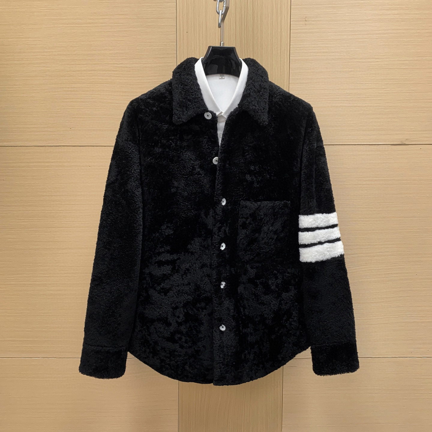 NO:675026,Ready for sale!  Thom Browne's classic fur one-piece jacket is now available with an imported sheepskin fur one-piece!  White soft material + four-bar stripes, full of college style!  The cuff shirt is spliced ​​with exquisite details, and the large side pockets are super practical, suitable for hand warmers or small items. The deerskin lining is comfortable and warm, and can easily cope with minus 10°C. Sizes 0-2 are suitable for different heights. They are elegant when paired with skirts and trousers. They can be easily used for winter commuting or formal occasions, giving you a sense of elegance!  Size 48-56,,skirts,jackets & coats,shirts,sheepskin,Top Customize119860909现货发售！Thom Browne经典皮毛一体外套,增选进口羊皮毛一体！白色柔软材质+四杠条纹,学院风满满！袖口衬衫拼接,细节精致,侧边大口袋超实用,暖手or小物件都OK.内里鹿皮,舒适又保暖,零下10°C也能轻松应对.尺码0-2,适合不同身高,搭配裙装裤装都很优雅,冬季通勤或正式场合都能轻松驾驭,贵气感拉满！尺码48-56,,skirts,jackets & coats,shirts,sheepskin,Top Customize1,Men's clothing