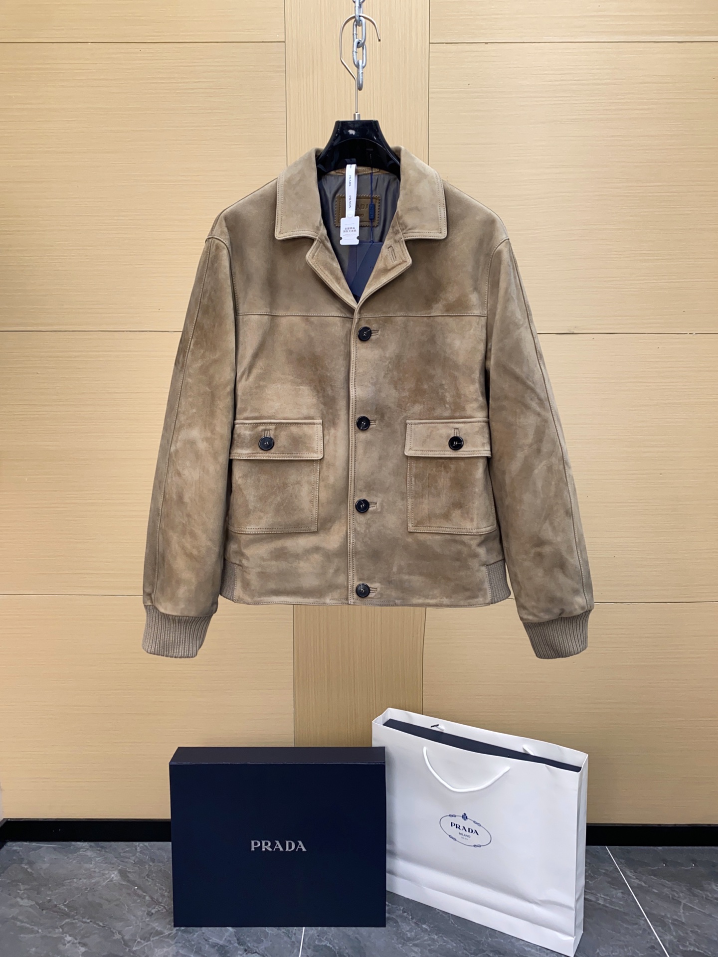 NO:674950,Ready for sale!  Comes with a full set of counter packaging!  The new suede bomber jacket is available at PRADA 25 counter. It is made of high-quality imported suede sheepskin, retro khaki color + classic lapel, rib knitting on the cuffs and hem, and perfect details!  Double exposed pockets on the front + black buttons!  There is a leather triangle logo on the back, which is low-key and high-end!  ,,prada,prada,jackets & coats,sheepskin,chamois leather,Top Customize119860909现货发售！配全套专柜包装！PRADA 普拉达 25专柜上新麂皮飞行员夹克,甄选优质进口绒面羊皮,复古卡其色+经典翻领,袖口和下摆罗纹针织,细节满分！正面双明口袋+黑色纽扣！背面有皮革三角标志,低调又高级！,,prada,prada,jackets & coats,sheepskin,chamois leather,Top Customize1,Men's clothing