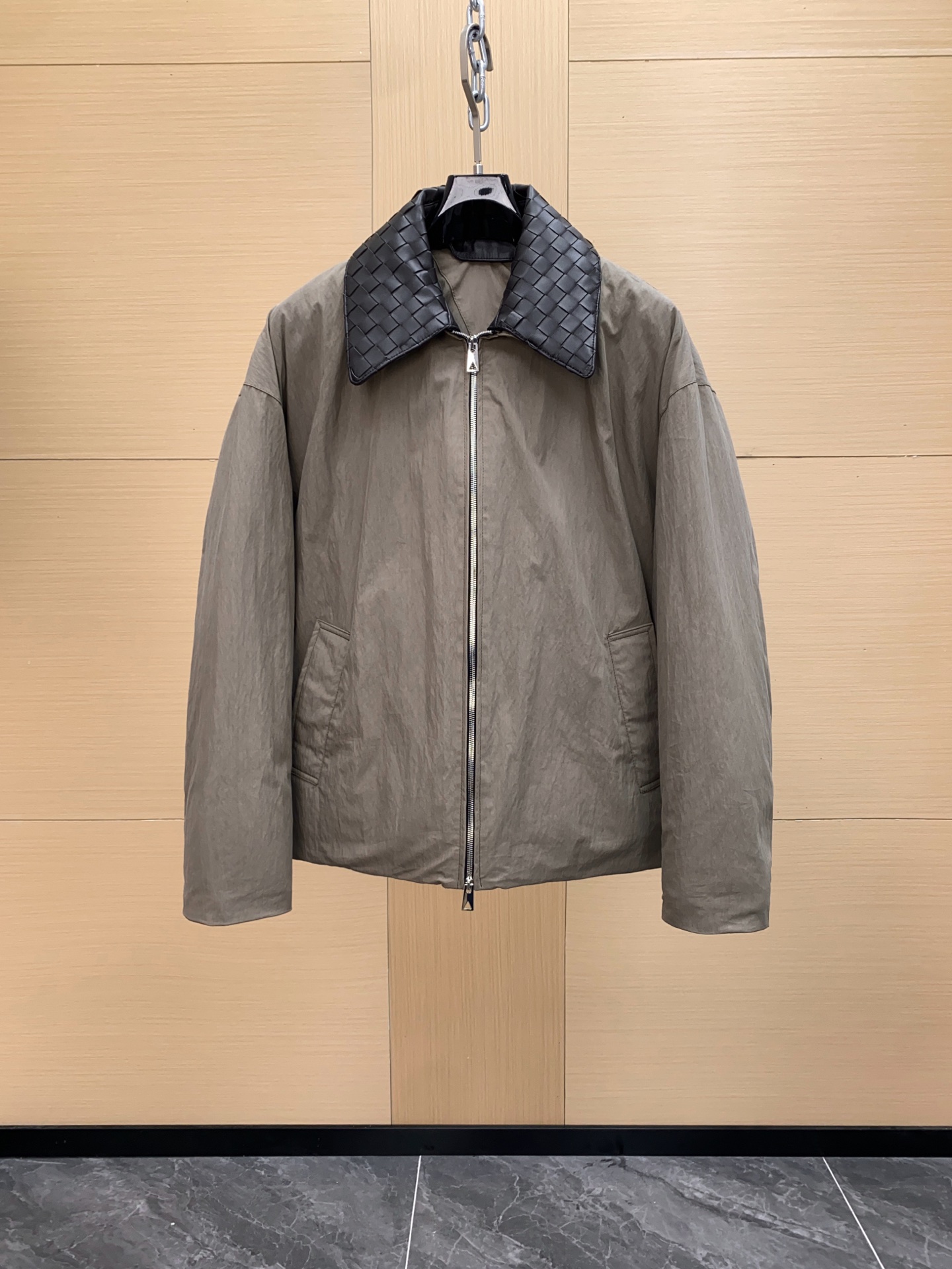 NO:674949,Bottega Veneta white goose down jacket has a simple design + classic intrecciato woven leather lapels, full of low-key luxury. It is filled with national standard 90 white goose down, light and warm!  The detachable leather collar makes it more flexible to wear, and the zipper is easy to open and close, practical and fashionable!  ,,bottega veneta,down jacket,Top Customize119860909Bottega Veneta 白鹅绒羽绒服 简约设计+经典Intrecciato编织皮质翻领,低调奢华感满满.国标90白鹅绒填充,轻盈又保暖！可拆卸皮领,穿搭更灵活,拉链开合方便,实用又时髦！,,bottega veneta,down jacket,Top Customize1,Men's clothing