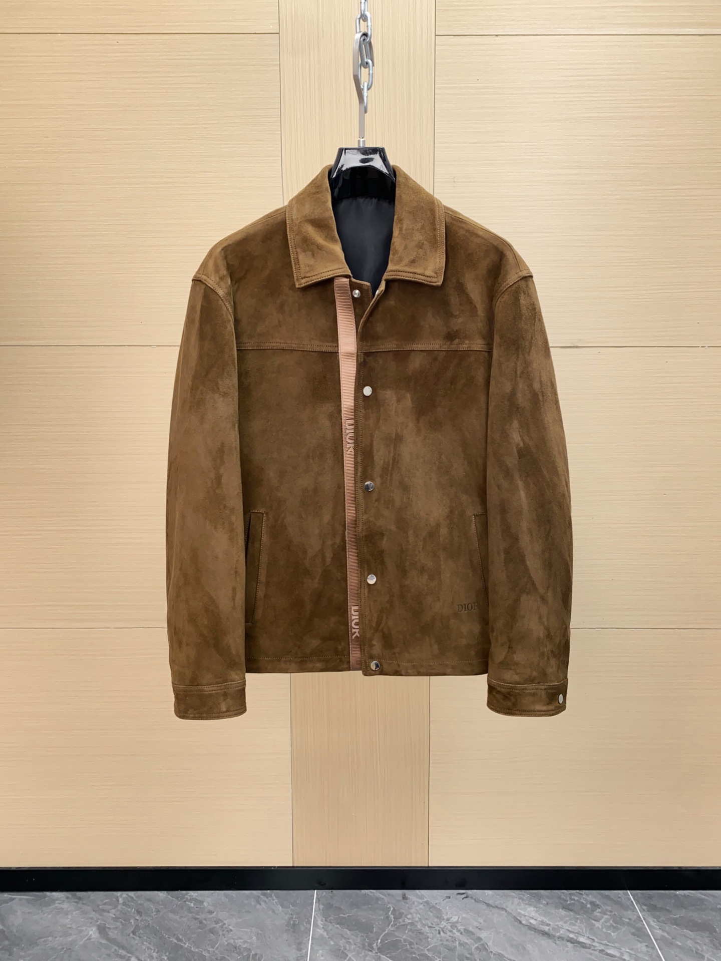 NO:674948,Dior 25 men's jacket lambskin snap closure chest patch pocket fashion new style This jacket is a must-have in everyone's wardrobe. It is made of lambskin suede, has a Dior logo printed on the snap closure and has a patch pocket on the front. It is ideal for a casual look in any season. Sizes 48-56,, dior, dior, jackets & coats, sheepskin, Top Customize19860909Dior 迪奥25 男士夹克小羊皮按扣开合胸前贴袋时尚新款 这款夹克是每个人衣橱中的必备单品.它采用小羊皮反绒皮制成,按扣开合处印有迪奥标志,正面设有一个贴袋.无论在任何季节,它都是打造休闲造型的理想之选.尺码48-56,,dior,dior,jackets & coats,sheepskin,Top Customize1,Men's clothing