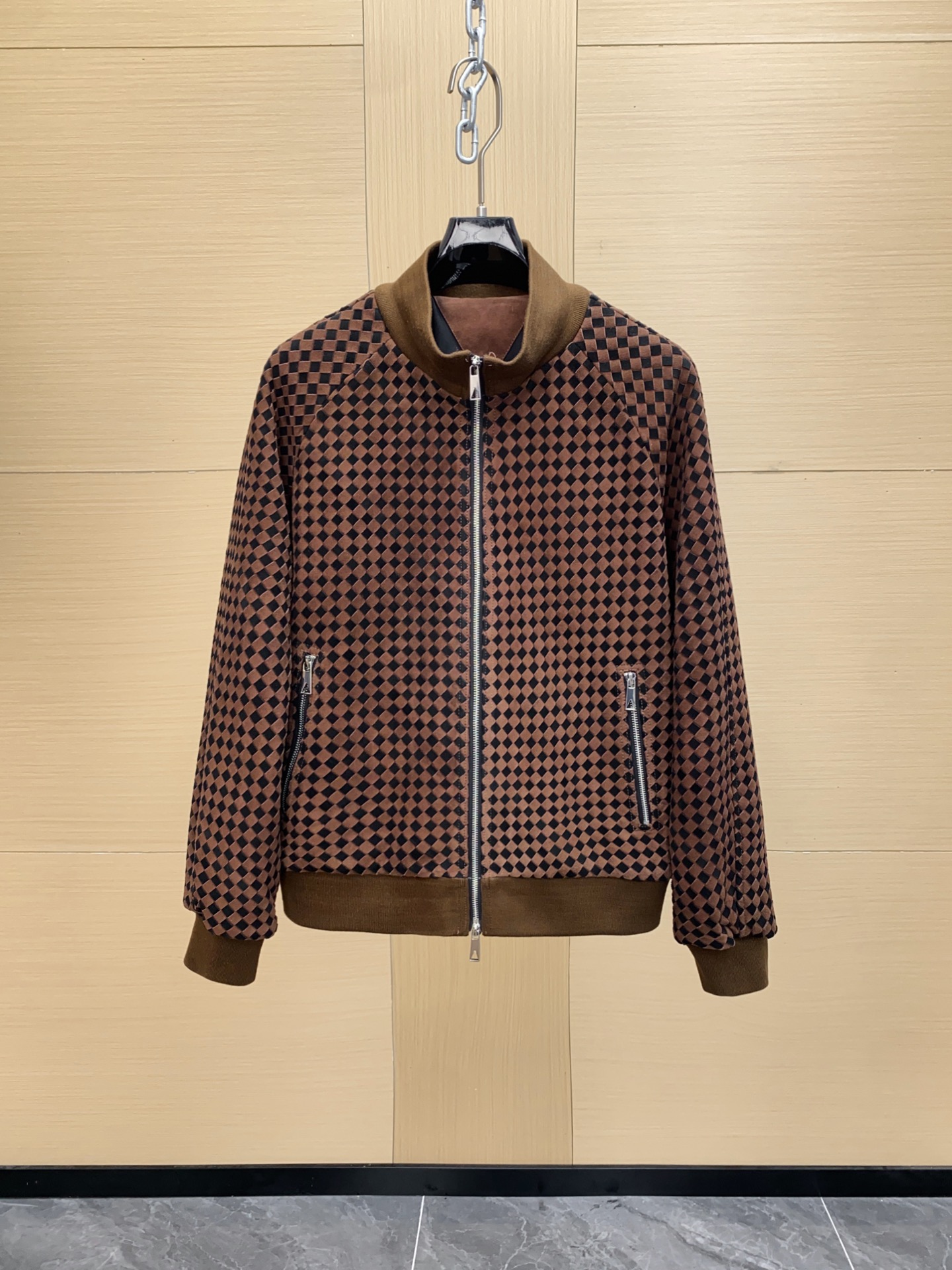 NO:674947,BV2025 Men's New Sheepskin Jacket On the fashion stage, Bottega Veneta has always been synonymous with low-key luxury and excellent craftsmanship. In the autumn and winter of 2025, the brand once again made efforts to launch a new men's sheepskin jacket, which perfectly integrates classics and innovation, bringing a new fashion experience to men who pursue quality life.  The suede sheepskin imported from Australia is the soul of this jacket. The green color has a retro and mysterious temperament, which is different from the regular black and brown leather jackets, adding a uniqueness and depth to the wearer. This color is calm and unobtrusive, showing taste in a low-key manner, and has a delicate luster under different lights, as if telling the story of the years.  The whole body is made of weaving technology, which is Bottega Veneta's signature Intrecciato weaving technology. The leather is cut into thin strips and then woven by craftsmen with exquisite handwork. Every texture and every intertwining point embodies the brand's persistence in traditional craftsmanship and unremitting pursuit of ultimate quality. This weaving not only gives the jacket a unique visual beauty, but also brings a soft and tough wearing experience, with both texture and comfort.  From a design point of view, it continues Bottega Veneta's consistent simple style without too many complicated decorations. It only outlines a neat silhouette with smooth lines. It can adapt to various body types and show men's ability and confidence. Whether it is paired with a simple white shirt and dark trousers for business occasions, or worn with a casual T-shirt and jeans for daily travel, this jacket can be easily controlled without any sense of violation.  Bottega Veneta's new 2025 autumn and winter men's sheepskin jacket is not only a piece of clothing, but also a masterpiece that combines art and fashion. It is a vivid interpretation of low-key luxury aesthetics. Choosing it is to choose a life attitude that is unobtrusive but full of connotation. Size 48-56,,bottega veneta,bottega veneta,bottega veneta,jeans,jackets & coats,shirts,tees,t-shirt,sheepskin,Top Customize119860909BV2025男士新款羊皮夹克  在时尚的舞台上,葆蝶家（Bottega Veneta）一直是低调奢华与卓越工艺的代名词.2025年秋冬,品牌再度发力,推出男士新款羊皮夹克,将经典与创新完美融合,为追求品质生活的男士带来全新时尚体验.  精选自澳洲的进口绒面羊皮,是这件夹克的灵魂所在.绿色自带复古神秘的气质,区别于常规黑色与棕色皮夹克,为穿着者增添一份独特与深邃.这种色泽沉稳而不张扬,低调中尽显品味,在不同光线下泛出细腻光泽,仿佛诉说着岁月沉淀的故事 .  全身采用编织工艺打造,这正是葆蝶家标志性的Intrecciato编织技术,将皮革切割成细条,再由工匠们以精湛手工交错编织而成.每一处纹理、每一个交织点,都凝聚着品牌对传统工艺的执着坚守与对极致品质的不懈追求.这种编织不仅赋予夹克独一无二的视觉美感,更带来柔软且富有韧性的穿着体验,兼具质感与舒适度.  从设计角度看,它延续了葆蝶家一贯的简约风格,没有过多繁杂装饰,仅以流畅线条勾勒出利落版型,能够适配各种身材,展现男士的干练与自信.无论是搭配简约白衬衫与深色西裤出席商务场合,还是内搭休闲T恤和牛仔裤用于日常出行,这款夹克都能轻松驾驭,毫无违和感.  葆蝶家2025秋冬男士新款羊皮夹克,不仅仅是一件衣物,更是一件融合艺术与时尚的杰作,是对低调奢华美学的生动诠释.选择它,就是选择一种不张扬却充满内涵的生活态度. 码数48-56,,bottega veneta,bottega veneta,bottega veneta,jeans,jackets & coats,shirts,tees，t-shirt,sheepskin,Top Customize1,Men's clothing