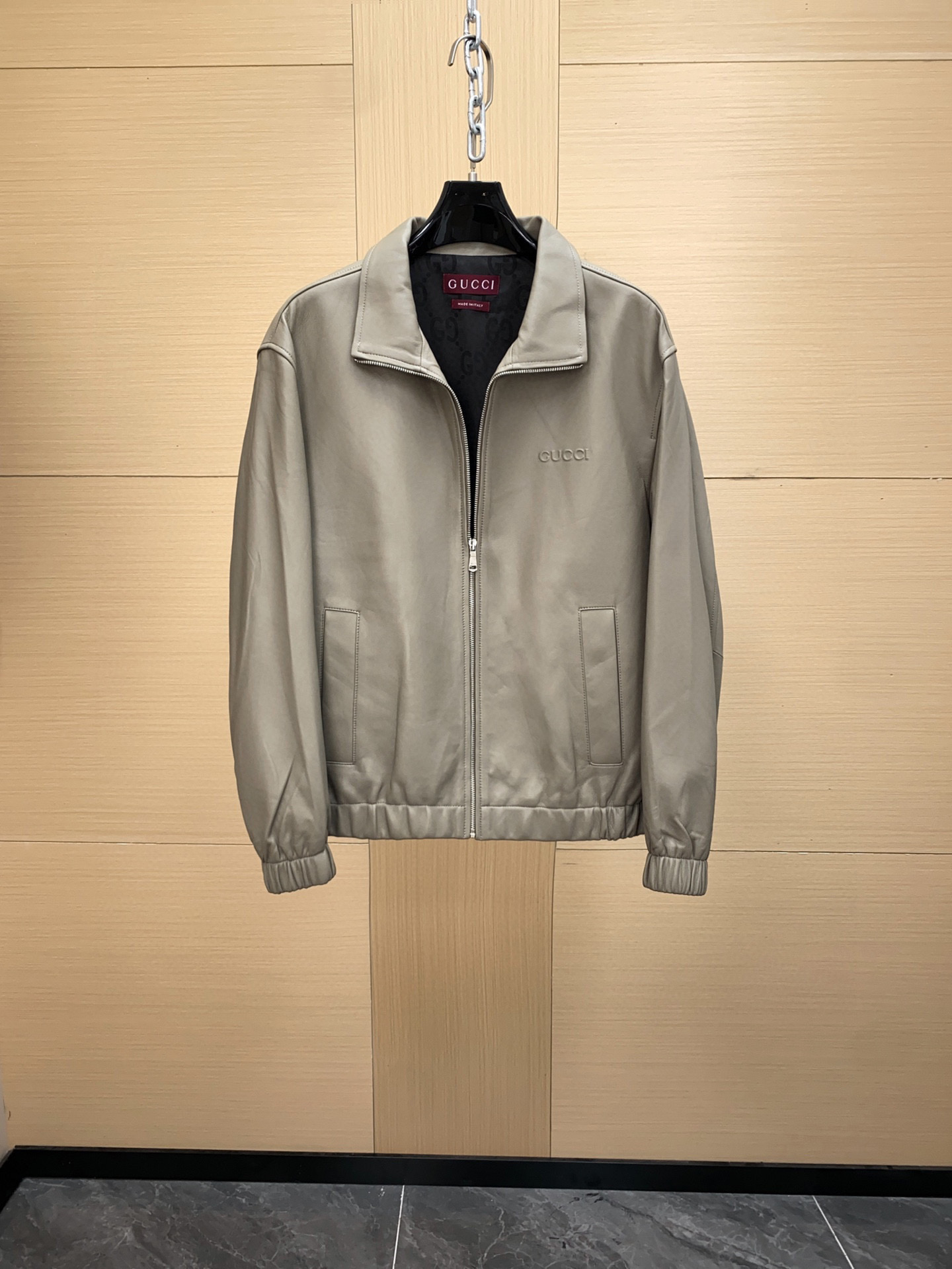 NO:674939,GUCCI Gucci Leather Bomber Jacket 2025 New Style What is the value of the official website purchase? We will make the best value products, and the genuine leather raw material series continues to be updated. The entire jacket adopts the bomber jacket version, with a neat silhouette. The shoulder line is precisely cut, and the cuffs and hem are made of high-elastic elastic edges to enhance the sense of wrapping and comfort. The entire process is purely hand-cut and customized piece by piece to ensure that the style is stiff and not deformed. All imported genuine sheepskin leather  Leather made from tanned sheepskin. Sheepskin is thin, soft, breathable and super warm!  Genuine leather also has the problem of higher cost. There are a large number of imitation sheep leather products on the market. These products may be made of PU leather or PVC leather, and the price is relatively low!  Genuine leather is real and durable. High-end customers who pay attention to quality look for exclusive quality!!! Thickness is about 1.0mm. The leather is fine and tight, with both toughness and softness, and feels thick but not stiff. The 1.0mm gold thickness maintains good support while still showing a natural drape and comfortable wearing experience. The lining is spliced with soft gray cotton fabric, which is breathable and skin-friendly, bringing a comfortable wearing experience; details are embellished with burgundy red  The GG woven label echoes inside and outside, highlighting the brand's texture and recognition. The GG letters LOGO are low-key embossed on the chest, using a hot-press molding process, with clear lines and a slightly convex touch. Using three-dimensional offset printing technology, it is full and three-dimensional, not easy to fall off, and shows fine craftsmanship.,,gucci,gucci,jackets & coats,jackets & coats,sheepskin,gold,Top Customize119860909GUCCI古驰 皮革飞行员夹克外套 2025新款 官网代购什么价值 .咱们就做什么价值的货 ,真皮原料系列持续上新. 整件外套采用飞行员夹克版型,廓形利落.肩线剪裁精确,袖口与下摆采用高弹松紧收边,增强包裹感与舒适度.全程纯手工裁片,逐件定制完成,确保版型挺括不变形. 全部进口羊皮真革 羊皮经鞣制制成的革, 羊皮革轻薄柔软、透气性好、超强保暖性！真皮同时也存在成本较高的问题,市场上存在大量仿羊皮革产品,这些产品可能由PU革或PVC革制成,价格相对较低！真皮真实耐穿 注重品质的高端客户认准独家品质!!! 厚度约 1.0mm.皮质细腻紧实,兼具韧性与柔软度,手感厚实而不僵硬.1.0mm 的黄金厚度在保有良好支撑性的同时,仍能展现出自然垂坠感与舒适穿着体验. 内衬采用柔软灰色棉质面料拼接,透气亲肤,带来舒适穿着体验；细节处点缀酒红色 GG织标,内外呼应,彰显品牌质感与识别度. 胸口低调压印 GG 字母 LOGO,采用热压模具成型工艺,线条清晰,触感微凸.选用立体胶印技术,饱满立体,不易脱落,展现精细匠心.,,gucci,gucci,jackets & coats,jackets & coats,sheepskin,gold,Top Customize1,Men's clothing