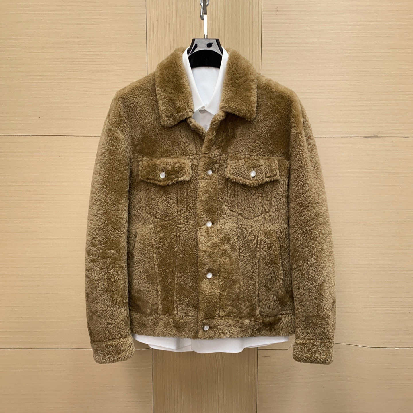 NO:674974,Ready for sale!  LV 2025 spring men's series fur-integrated lamb wool jacket, mainly in khaki brown, soft lamb wool material, warm and comfortable!  Classic denim jacket style, lapels + metal buttons + symmetrical pockets, perfect details. A fusion of college style and motorcycle style, it is suitable for daily wear or light sports, a must-have in autumn and winter!  Pair it with a white shirt or T-shirt to easily create a casual and high-end feel and highlight your individual taste. Sizes 48-56, Louis Vuitton, jackets & coats, shirts, tees, t-shirt, Top Customize19860909现货发售！ LV 2025春季男装系列皮毛一体羊羔毛夹克,主打卡其棕色,柔软羊羔毛材质,保暖又舒适！经典牛仔夹克版型,翻领+金属纽扣+对称口袋,细节满分.学院风和机车风融合,日常穿搭或轻运动都很适合,秋冬季节必备！搭配白衬衫或T恤,轻松打造休闲高级感,彰显个性品味.尺码48-56,,louis vuitton,jackets & coats,shirts,tees，t-shirt,Top Customize1,Men's clothing