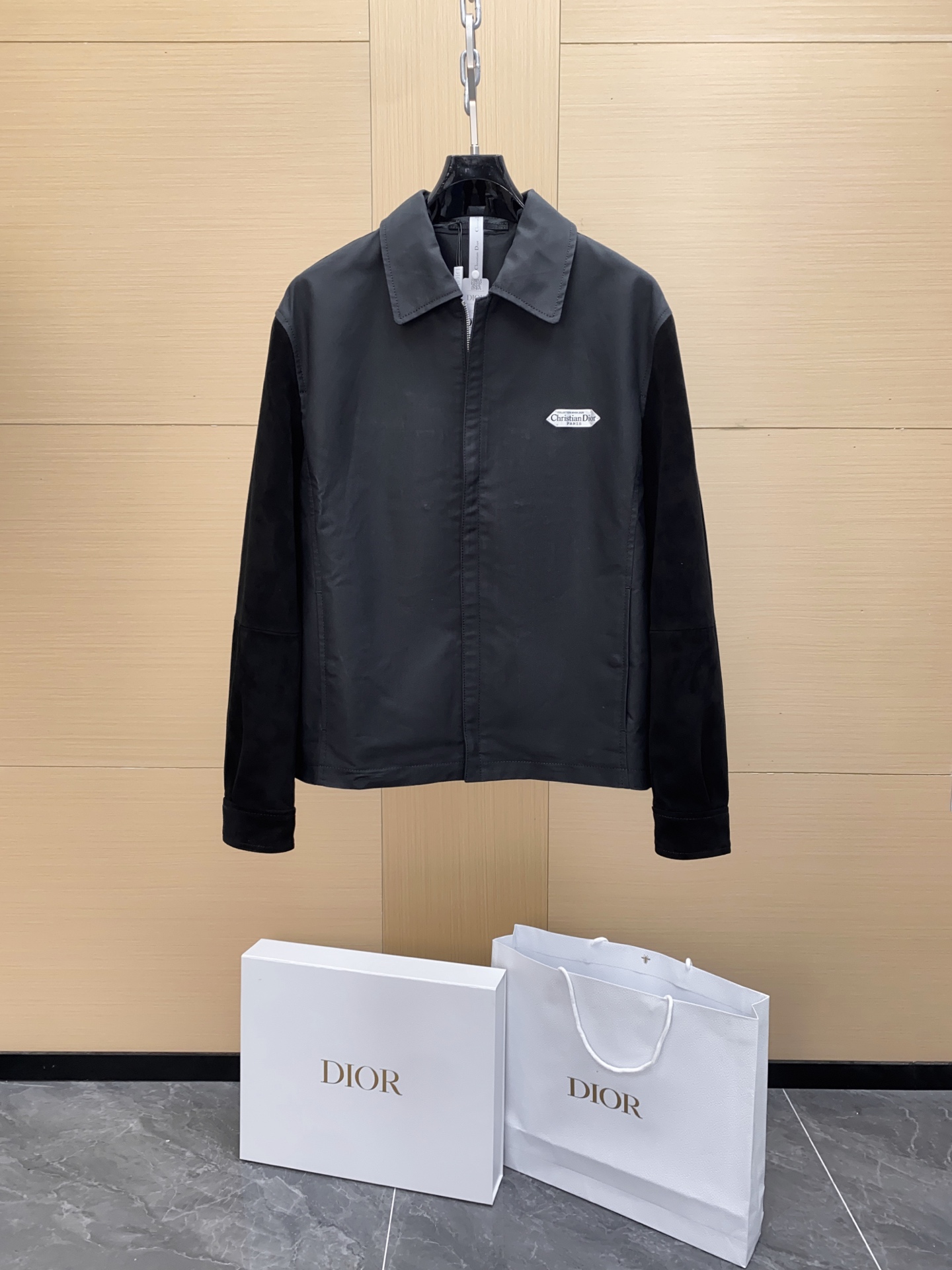 NO:674979,Ready for sale!  2025 Autumn and Winter Haute Couture Series Sheepskin and Suede Spliced Zip Jacket This short jacket is a new product of the 2025 winter men's wear series. It is decorated with a Christian Dr Paris logo label inspired by the spirit of Dr's haute couture, paying homage to Dr.  A tribute to the extraordinary savoir-faire of the atelier. Crafted from black cotton-blend satin, it features contrasting tonal lambskin sleeves and a hidden zip closure. Regular fit with wide angled collar as the finishing touch to an elegant look. Contrasting materials | Christian Dior Paris on the chest  Tags | Wide-angle collar | Hidden zipper closure | Side slit pockets | Side adjustable button tabs Sheep leather Lining Cupro fiber Material 295 cotton, 5 spandex Sheep leather suede Customized imported sheep leather 'Genuine sheep leather finely ground suede, every inch of suede is derived from the fine fibers of natural leather. Soft and waxy, skin-friendly yet durable and resistant to wear and tear.  , it is a natural touch that ordinary imitation suede cannot replicate.' Black cotton blended satin body, cotton blending gives a crisp silhouette, the satin material reflects the matte high-end feel under the light and shadow, and the toughness hides exquisite details. Windproof, light and waterproof, iconic label, chest label exclusive logo, points out the 2025 autumn and winter haute couture identity, and is the identity badge of the fashion pioneer;  The cupro fiber lining is fully printed with jacquard letters of the brand, which penetrates the brand genes from the inside to the outside, allowing the sense of luxury to quietly burst out in the details.  This is a jacquard weaving process, which is a small jacquard process in woven jacquard. The letter pattern is directly formed during the weaving process through the interlacing of warp and weft threads, which is different from printing, which is a pattern printed later. This process uses a jacquard loom to make the letters present a delicate concave and convex texture through different changes in yarn structure (such as partial yarn floating, partial yarn interweaving), and the pattern is highly firm and will not fall off or blur as easily as printing. High-end lies in the details  Whether it is an elite aura for urban commuting or a personal expression in casual occasions, this jacket can help you stand out in the style game with the dual advantages of luxurious splicing and high-definition details, and become the fashion focus of the crowd with both taste and style. The Dior luxury and elegant style of the 2025 autumn and winter begins for you now.,, dior, dior, jackets & coats, sheepskin, chamois leather, Top Customize19860909现货发售！2025秋冬高定系列 羊皮革麂皮绒拼接拉链夹克 这款短夹克是二零二五冬季男装系列新品,饰以灵感源自 Dr 高订精神的 Christian Dr Paris 标志标签,向 Dr 工坊非凡的精湛工艺致敬.采用黑色棉质混纺缎面精心制作,搭配对比鲜明的同色调羊皮革衣袖和隐藏式拉链开合,别具一格.常规版型,带有宽角领,可作为优雅造型的点睛之笔. 对比鲜明的材质 ｜胸前饰以 Christian Dior Paris 标签｜宽角领｜隐藏式拉链开合｜侧面开缝口袋｜侧面可调节纽扣袢扣 羊皮革 里料 铜氨纤维 材料295 棉,5 氨纶 羊皮革麂皮绒 订制进口羊皮革 「真羊皮革精磨麂皮绒,每一寸绒面都源自天然皮料的细腻纤维.软糯亲肤却耐穿抗造 ,是普通仿麂皮绒无法复刻的自然触感.」 黑色棉质混纺缎面衣身 ,棉质混纺赋予挺括廓形,缎面材质在光影下折射出哑光高级感,硬朗中暗藏精致细节.防风轻防水 标志性标签 胸前标签专属标识,点明2025秋冬高定身份,是时尚先锋的身份徽章； 铜氨纤维里料满印品牌字母提花,从内到外的品牌基因渗透,让奢华感在细节处悄然迸发 这是提花织造工艺,属于梭织提花中的小提花工艺.通过经线与纬线的交错沉浮直接在织造过程中形成字母花纹,区别于印花是后期印上去的图案.这种工艺借助提花织机,通过不同的纱线组织变化（比如部分纱线浮起、部分纱线交织）,让字母呈现出细腻的凹凸质感,且图案牢固度高,不会像印花那样容易脱落或模糊 高档在细节 无论是都市通勤的精英气场,还是休闲场合的个性表达,这款夹克都能以奢华拼接+高定细节的双重优势,助你在风格博弈中脱颖而出,成为人群中兼具品味与格调的时尚焦点. 属于2025秋冬的迪奥奢雅型格,此刻为你启幕.,,dior,dior,jackets & coats,sheepskin,chamois leather,Top Customize1,Men's clothing