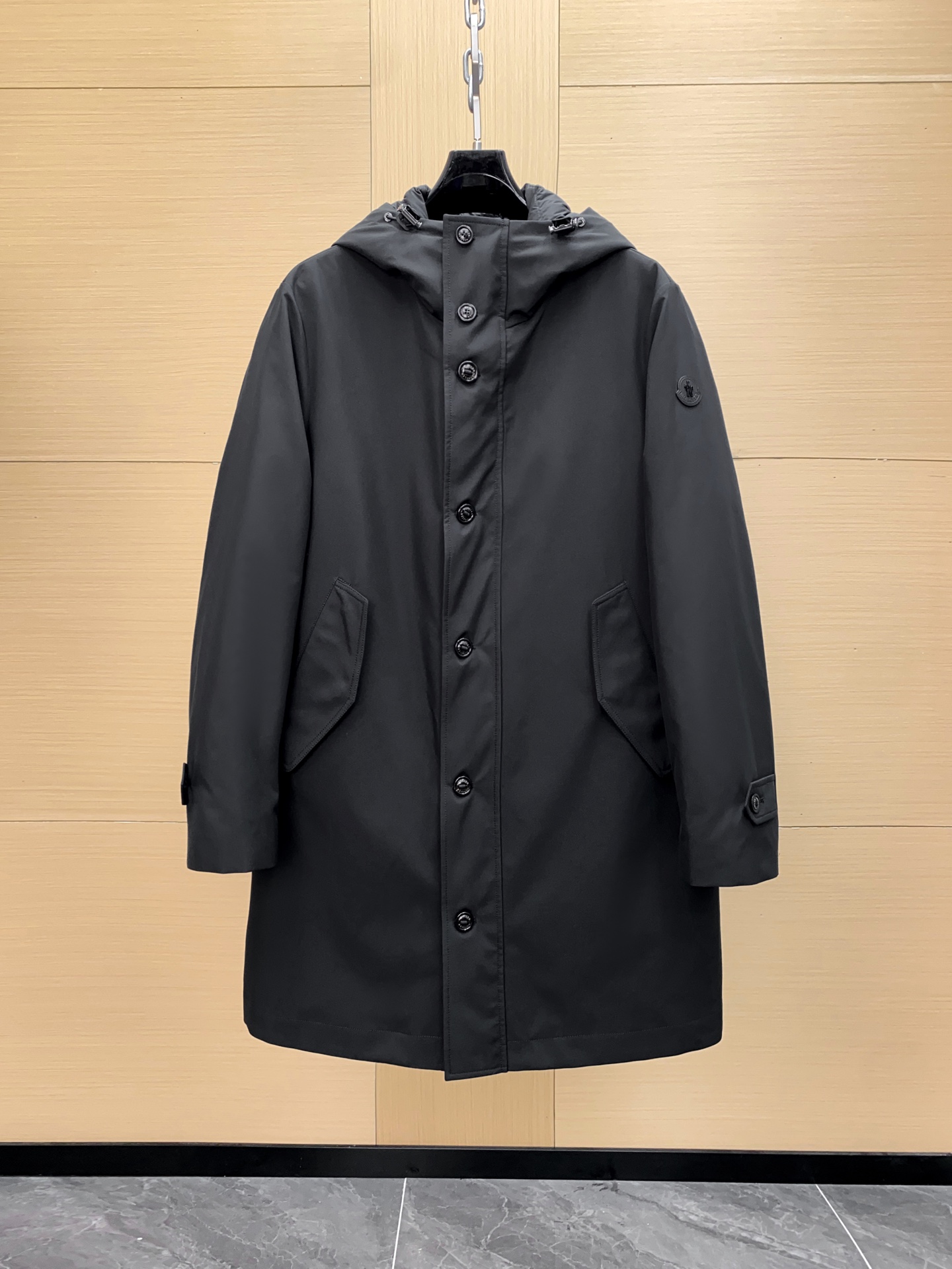 NO:674958,Ready for sale!  Ding-level men's wear with mouth, original operation. Men's wear three-in-one disassembly goose down jacket. Originated from TE IJIN, the pioneer of Japanese high-performance fiber research and development, this polyester fiber fabric combines cutting-edge textile technology and minimalist aesthetics, presenting a modern fabric solution that combines functionality and casual fashion expression. Fabric Polyester/Polyamide composite fiber (POLYESTER/POLYAMIDEBICOMPONENT) Liner fabric  Polyester/polyamide composite fiber (POLYESTER) Filled 90 white goose down Komatsu Polyester polyamide composite fiber fabric is a high-performance composite textile fabric, usually used in outdoor sports equipment, work clothes, protective clothing and other fields. The main feature of this fabric is to combine the advantages of polyester (Polyester) and polyamide (Nylon) fibers to improve the strength, wear resistance, comfort and functionality of the fabric. The following are some core features of the fabric Material combination  1. Polyester (Polyester) has good wear resistance, wrinkle resistance and strength, strong UV resistance and heat resistance, and is suitable for various harsh environments. 2. Polyamide (Nylon) has excellent elasticity, wear resistance and chemical resistance, and is also very light and durable. Composite characteristics 1. Strength and durability The composite of polyester and polyamide makes the fabric stronger and suitable for high-intensity activities such as mountain climbing, hiking and extreme sports.  2. Comfort Polyester fiber has relatively poor hygroscopicity, but its combination with polyamide fiber can enhance the breathability of the fabric, making the wearer more comfortable during activities. 3. Waterproof and windproof properties. Since both polyester and polyamide have good waterproof and windproof properties, this composite fabric is usually used in the production of outerwear and protective clothing, which can effectively block cold and wet weather.  4. Anti-UV fabrics have good resistance to ultraviolet rays and can provide certain protection, especially when used in outdoor activities, which can reduce the damage of ultraviolet rays to the skin. 5. The high color fastness treatment allows the fabric to remain as new as new after repeated washing, with stable quality, suitable for mass development of big brands or the creation of brand iconic colors. 6. Environmentally friendly and sustainable choices Teijin Group promotes recyclable polyester fiber technologies, such as ECOPET, SOLOTEX, etc., to help realize the application of green and low-carbon fabrics. Application scenarios  1. Development of luxury outdoor sportswear, clothing for mountaineering, skiing, hiking and other activities, which can withstand extreme weather conditions. 2. Work clothes especially require wear-resistant and durable working environments, such as construction sites, machinery maintenance, etc. 3. Protective clothing is used in military, firefighting and other fields that require high-intensity protection.,,Moncler,Top Customize119860909现货发售！鼎级蒙口男装 原版操作 . 男装 三合一拆卸鹅绒服 . 源自日本高性能纤维研发先锋-帝人集团（TE IJIN）,此款聚酯纤维面料融合尖端纺织科技与极简美学,呈现出兼具功能性与休闲时尚表现力的现代面料解决方案. 面料聚酯/聚酰胺复合纤维（POLYESTER /POLYAMIDEBICOMPONENT） 内胆面料 聚酯/聚酰胺复合纤维（POLYESTER） 填充物90白鹅绒 Komatsu 聚酯聚酰胺复合纤维面料是一种高性能的复合纺织面料,通常用于户外运动装备、工作服以及防护服等领域.这种面料的主要特点是将聚酯（Polyester）和聚酰胺（Nylon）两种纤维的优势结合起来,提升面料的强度、耐磨性、舒适性以及功能性.以下是该面料的一些核心特点 材质组合 1.聚酯（Polyester）具有良好的耐磨性、抗皱性和强度,抗紫外线、耐热性较强,适合各种恶劣环境. 2.聚酰胺（Nylon）具有出色的弹性、耐磨性和耐化学性,同时也非常轻便,耐用性较高. 复合特性 1.强度和耐用性聚酯和聚酰胺的复合使面料更加强韧,适合高强度的活动,例如登山、徒步和极限运动. 2.舒适性聚酯纤维的吸湿性相对较差,但与聚酰胺纤维的搭配可以增强面料的透气性,使穿着者在活动中更加舒适. 3.防水性和防风性由于聚酯和聚酰胺都具有较好的防水防风性能,这种复合面料通常用于外衣和防护服的制作,能有效阻挡寒冷和潮湿的天气. 4.抗紫外线面料对紫外线的抗性较好,能提供一定的保护,特别是在户外活动中使用时,可以减少紫外线对皮肤的伤害. 5、高色牢度处理上让面料在反复洗涤后依旧色泽如新,品质稳定,适合大牌批量开发或品牌标志性色系打造. 6、环保可持续选择 帝人集团推进可回收聚酯纤维技术,如ECOPET、SOLOTEX等、助力实现绿色低碳面料应用. 应用场景 1.户外运动服奢侈品开发、用于登山、滑雪、徒步等活动服饰,能够承受极端天气条件. 2.工作服特别是需要耐磨、耐久的工作环境,例如工地、机械维修等. 3.防护服用于军事、消防以及其他需要高强度保护的领域.,,Moncler,Top Customize1,Men's clothing