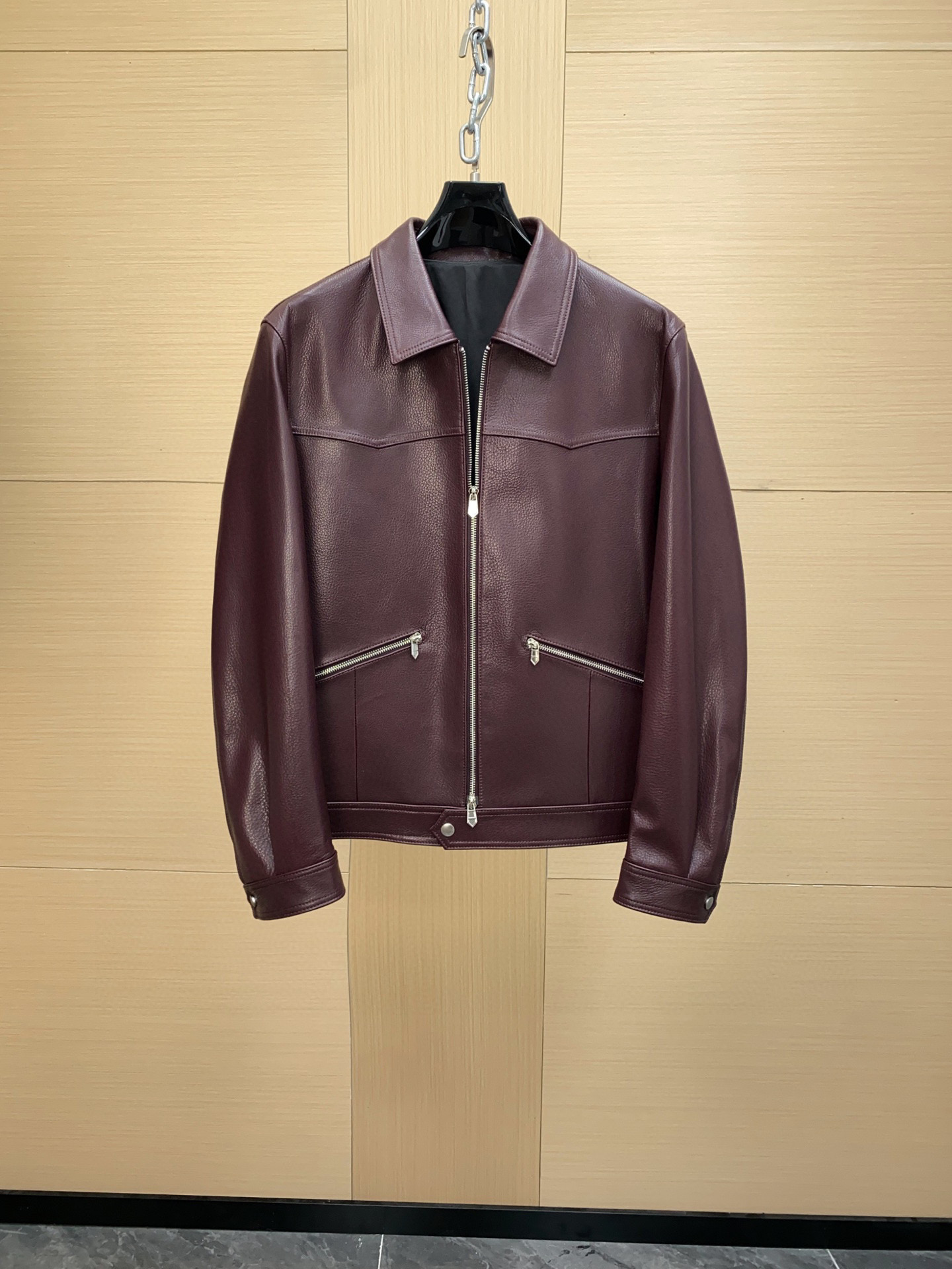 NO:674956,Hermès pebbled imported calf leather material collection style flip-up jacket style leather jacket men's fashion style luxury leather jacket, Hong Kong Matheson channel product, high-end tasting product, Italian origin product, pure blood quality, 25 F/W autumn and winter new products!  A masterpiece of palace level collection!  !  Leather jackets are a highly fashionable luxury item in the matching season, with great investment value and significance. Leather jackets are irresistible equipment for men, the best tool to enhance taste and style, a must-have item in the wardrobe, and a killer tool for styling when out on the street. And a high-quality leather jacket is enough to become 'hard currency' in the wardrobe, and can easily occupy the entire autumn and winter matching season!  An extremely luxurious, noble and stunning high-end leather garment, with a perfect combination of appearance and quality. The overall structure perfectly inherits the H family genes. The contours are sharp and angular and full of three-dimensionality. The open stitching process enriches the overall vision. The access control pockets are decorated with color leather, which enhances the fashion sense of the clothes!  The overall materials are extremely luxurious and the configuration is unbeatable. The Italian calfskin supplied by the customer feels super soft and is the best mass-produced leather in the industry. The unique lychee texture shape is quite heavy and expensive. The leather has first-class toughness and texture and excellent breathability!  The details are meticulously crafted, the custom-made garments are made in a century-old Italian workshop, and are made with pure hand-crafted skills. Every stitch and stitch shows the craftsmanship, which is unparalleled and exquisite. Every aspect highlights the brand's rigor and harshness in craftsmanship, which makes people awe and shocked!  The tailoring is first-class, the upper body effect has both temperament and aura, the tough lines are full of hormones, the black leather outfit is cool and handsome, versatile and business casual, there is no need to consider the matching skills, simply match it with a T-shirt for casual, and a shirt for business, which is in line with the daily street style!  Size 48-56,,hermes,jackets & coats,jackets & coats,shirts,tees,t-shirt,leather jacket,cowhide,Top Customize119860909爱马仕荔枝纹进口小牛皮材质典藏款翻式夹克款皮衣外套男士时装款奢华皮衣外套,香港洋行渠道货,高端品鉴产物,意大利原产出品,纯正血统品质,25年F/W秋冬新品！殿堂级珍藏佳作！！ 皮衣属于搭配季塑造性极高的奢物,非常具有投资价值和意义,皮衣对于男人属于无法抗拒的装备,属于提升品味和格调的最佳利器,属于衣橱必备的穿搭单品,属于出街拗造型的杀手锏级的独门利器,而一件上乘的皮装亦足以成为衣橱里的“硬通货”,可以轻松占据整个秋冬搭配季！ 极为奢华矜贵且惊艳的一款高级皮装,颜值与品质完美兼具,通体构造完美沿袭了H家族基因,轮廓菱角分明立体感十足,明辑线工艺处理,丰富了整体视觉,门禁口袋配色皮点缀,提升了衣服时尚感！ 整体的用料极致奢华,无敌的配置,客供的意大利小牛皮手感超软,属于业界最上乘的量产皮料,别致的荔枝纹理形态,颇为重磅且矜贵,皮料韧性度与质感一流,透气性优越！ 细节做工匠心考究,意大利百年工坊成衣定制工序,纯手工娴熟技艺打造,一针一线尽显匠心工艺,无敌精湛考究,一处处凸显了品牌对于工艺的严谨与苛刻,让人敬畏且震撼！ 剪裁一流,上身效果气质与气场兼收,硬朗的线条感充满荷尔蒙,黑色系皮装酷帅十足,轻熟百搭且商务休闲,无需考量搭配功底,内里简单搭配一件T恤可休闲,搭配一件衬衫可商务,符合日常出街造型！尺码48-56,,hermes,jackets & coats,jackets & coats,shirts,tees，t-shirt,leather jacket,cowhide,Top Customize1,Men's clothing