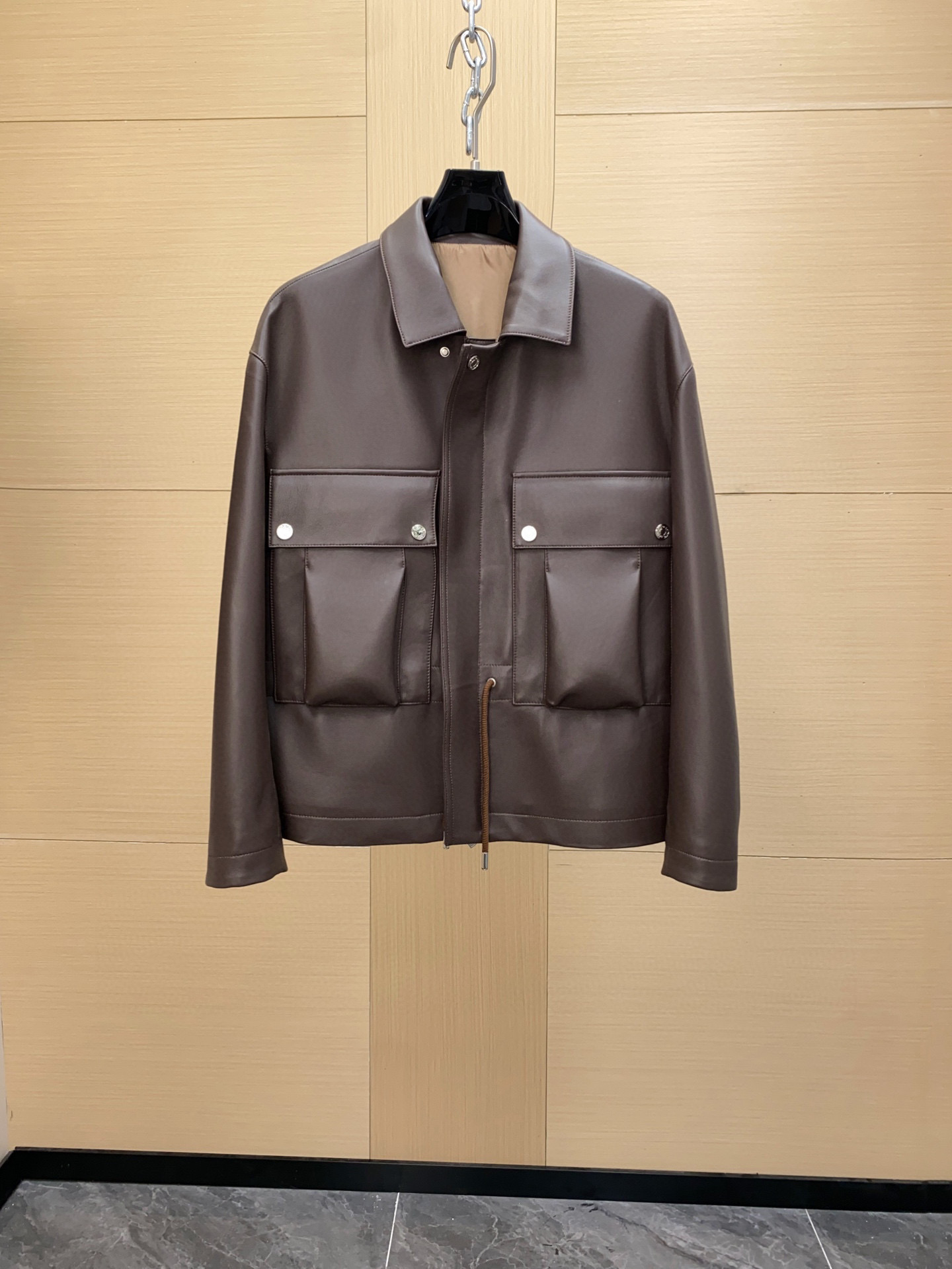 NO:674977,Hermès H Family 2025 Hunting Jacket imported lambskin high-end hardware accessories, a high-end product that makes people feel luxurious and domineering at a glance. H’s classic lapel jacket design is also the most classic jacket item of the H family. The short body-shaping version design has just the right upper body effect. The overall brand sense is particularly strong. Plus, it is made of super-delicate luxury lambskin. The sense of specification is clear at a glance. It definitely makes people feel luxurious and domineering. It is of extremely high grade!  !  The lining of this model is made of silk blend. It can be said that specifications and luxury are built into every detail. This is the true sense of ultra-luxury enjoyment. Feel the unique charm brought by H. Sizes 48-56, hermes, jackets & coats, sheepskin, Top Customize19860909爱马仕 H家2025猎装 进口小羊皮高端五金辅料,一眼就让人感到奢华霸气的高端产物,H经典的翻领夹克版型设计,这也H家族最为经典的夹克单品,短款塑身的版型设计,上身效果恰到好处,整体的品牌感特别强烈,加上超级细腻的奢华小羊皮打造,规格感一目了然,绝对让人感觉到奢华以及霸气,档次极高！！ 此款的内里更是采用丝绸混纺,可以说将规格跟奢华感打造到了每一处的细节之上,这才上真正意义的超奢之享受,感受H所带来的独特魅力享受.尺码48-56,,hermes,jackets & coats,sheepskin,Top Customize1,Men's clothing