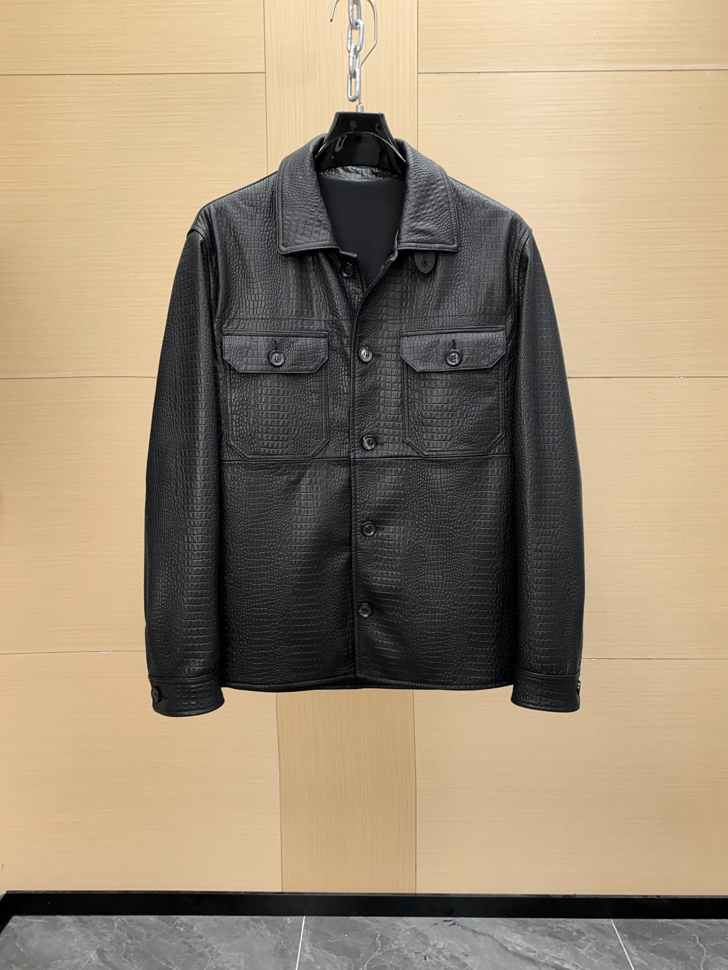 NO:674951,The first exclusive series on the entire network is the heavy-hitting Tom Ford men's leather bomber jacket!  This series is too gentlemanly and has too much sense of taste. It’s heavyweight right after it’s put on the shelves. Original genuine leather, authentic lambskin. Just look at the texture of the leather. This kind of good product can be sold at shopping mall counters. It can easily be sold in shopping malls for tens of thousands. Genuine development. You will know what the real thing is when you get it!  The goods are not made by looking at the pictures on the market. The main material is lamb leather. It is developed from the original version. Even if there is an early bird version in the market later, there are many details that are not noticeable. The focus is genuine leather and grain leather. Heavy!  Heavy!  The raw material is real leather, and the texture and texture of the upper body instantly show the quality of tens of thousands of originals. You can weigh the weight of the whole non-PU imitation leather dress in your hands. You can tell the real leather and fake leather at a glance. You are so confident!  Don't give it away for free!  ,,tom ford,jackets & coats,sheepskin,Top Customize119860909全网独有系列 头款即重磅 Tom Ford 汤姆 福特 男士皮质飞行员夹克 ！ 这个系列太绅士 品味感太足  上架即重磅 原版真皮 正品小羊皮 直接看皮料质地,这种好货,商场专柜,随随便便卖商场轻松上万  正品开发 你们拿到就知道什么叫真货！ 非市面看图做货 ,主料小羊皮革 原版开发 后边就算有市场早鸟版本也有很多细节都入不了眼 重点真皮粒面革 重磅！重！原物料真皮一分一毫 纹理质感 上身即刻展现大几万原版档次 ,非PU仿皮整件衣服的份量感你们拿到手掂量 真皮假皮实物一看便知 、就是这么有底气！ 不正白送！,,tom ford,jackets & coats,sheepskin,Top Customize1,Men's clothing
