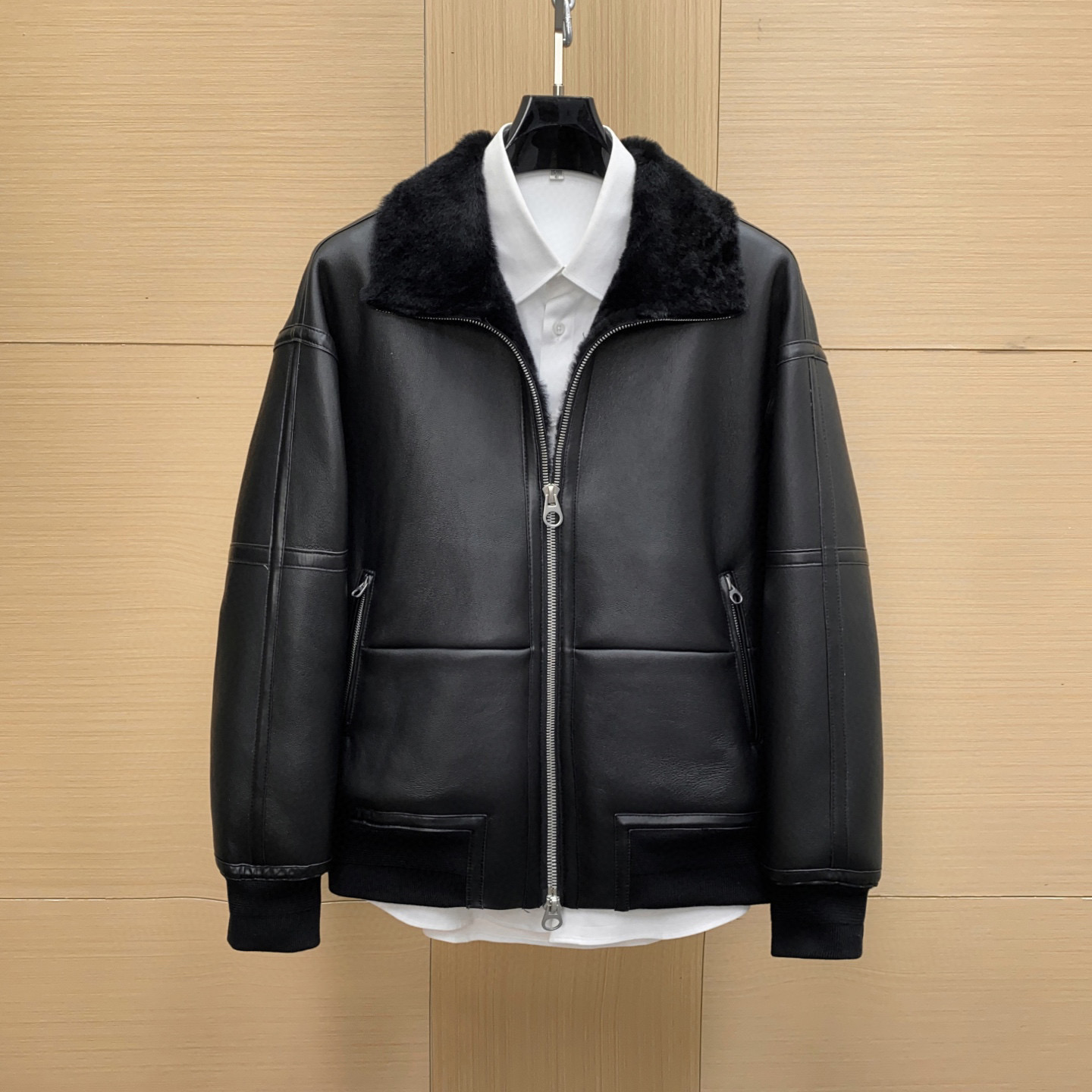 NO:674972,Ready for sale!  Loro Piana's fur-in-one bomber jacket is made of merino sheared sheepskin + high-quality leather. It is soft and warm, and is perfect for autumn and winter!  The main tone of black + fur collar design is full of retro feel, and the stand-up collar and leather trim details are super points. The silhouette is loose, comfortable and fashionable, and can be worn for business and leisure. Pair it with a cashmere sweater or white pants, and you can easily get an 'old money style' outfit, and the texture will be full!  Size 48-56,,loro piana,jackets & coats,sheepskin,Top Customize119860909现货发售！Loro Piana这款皮毛一体飞行员夹克,选用美利奴剪毛绵羊皮+高品质皮革,柔软又保暖,秋冬穿超合适！黑色主调+毛领设计,复古感满满,立领和皮革饰条细节超加分.廓形宽松,舒适又时髦,商务休闲都能穿.搭配羊绒衫或白裤,轻松get“老钱风”穿搭,质感直接拉满！尺码48-56,,loro piana,jackets & coats,sheepskin,Top Customize1,Men's clothing