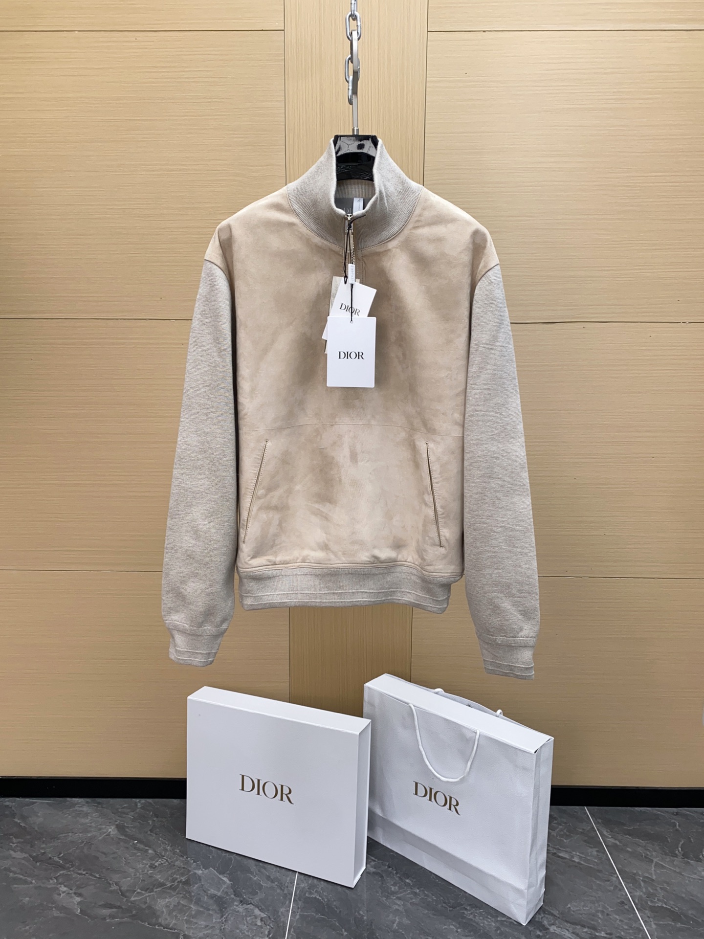 NO:674992,Ready for sale!  2025 Autumn and Winter Haute Couture Series Sheepskin and Suede Spliced Zip Jacket This short jacket is a new product of the 2025 winter men's wear series. It is decorated with a Christian Dr Paris logo label inspired by the spirit of Dr's haute couture, paying homage to Dr.  Pays homage to the extraordinary savoir-faire of the atelier. Crafted from a tonal cotton blend, it features contrasting tonal lambskin sleeves and a hidden zip closure. Regular fit, with a wide angle collar to complete an elegant look. Contrasting materials | Christian Dior Paris label on the chest | Wide angle collar | Hidden zip closure | Slit side pockets | Adjustable button tabs on the side  Sheep Leather Suede Customized Imported Sheep Leather 'Genuine sheep leather finely ground suede, every inch of the suede surface is derived from the fine fibers of natural leather. It is soft and skin-friendly yet durable and anti-wear. It is a natural touch that ordinary imitation suede cannot replicate.' Iconic label The exclusive logo on the back label points out the 2025 autumn and winter haute couture identity and is the identity badge of the fashion pioneer;  The cupro fiber lining is fully printed with jacquard letters of the brand, which penetrates the brand genes from the inside to the outside, allowing the sense of luxury to quietly burst out in the details.  This is a jacquard weaving process, which is a small jacquard process in woven jacquard. The letter pattern is directly formed during the weaving process through the interlacing of warp and weft threads, which is different from printing, which is a pattern printed later. This process uses a jacquard loom to make the letters present a delicate concave and convex texture through different changes in yarn structure (such as partial yarn floating, partial yarn interweaving), and the pattern is highly firm and will not fall off or blur as easily as printing. High-end lies in the details  Whether it is an elite aura for urban commuting or a personal expression in casual occasions, this jacket can help you stand out in the style game with the dual advantages of luxurious splicing and high-definition details, and become the fashion focus of the crowd with both taste and style. The Dior luxury and elegant style of the 2025 autumn and winter begins for you now.,, dior, dior, jackets & coats, sheepskin, chamois leather, Top Customize19860909现货发售！2025秋冬高定系列 羊皮革麂皮绒拼接拉链夹克 这款短夹克是二零二五冬季男装系列新品,饰以灵感源自 Dr 高订精神的 Christian Dr Paris 标志标签,向 Dr 工坊非凡的精湛工艺致敬.采用配色棉质混纺精心制作,搭配对比鲜明的同色调羊皮革衣袖和隐藏式拉链开合,别具一格.常规版型,带有宽角领,可作为优雅造型的点睛之笔. 对比鲜明的材质 ｜胸前饰以 Christian Dior Paris 标签｜宽角领｜隐藏式拉链开合｜侧面开缝口袋｜侧面可调节纽扣袢扣 羊皮革麂皮绒 订制进口羊皮革 「真羊皮革精磨麂皮绒,每一寸绒面都源自天然皮料的细腻纤维.软糯亲肤却耐穿抗造 ,是普通仿麂皮绒无法复刻的自然触感.」 标志性标签 后背标签专属标识,点明2025秋冬高定身份,是时尚先锋的身份徽章； 铜氨纤维里料满印品牌字母提花,从内到外的品牌基因渗透,让奢华感在细节处悄然迸发 这是提花织造工艺,属于梭织提花中的小提花工艺.通过经线与纬线的交错沉浮直接在织造过程中形成字母花纹,区别于印花是后期印上去的图案.这种工艺借助提花织机,通过不同的纱线组织变化（比如部分纱线浮起、部分纱线交织）,让字母呈现出细腻的凹凸质感,且图案牢固度高,不会像印花那样容易脱落或模糊 高档在细节 无论是都市通勤的精英气场,还是休闲场合的个性表达,这款夹克都能以奢华拼接+高定细节的双重优势,助你在风格博弈中脱颖而出,成为人群中兼具品味与格调的时尚焦点. 属于2025秋冬的迪奥奢雅型格,此刻为你启幕.,,dior,dior,jackets & coats,sheepskin,chamois leather,Top Customize1,Men's clothing