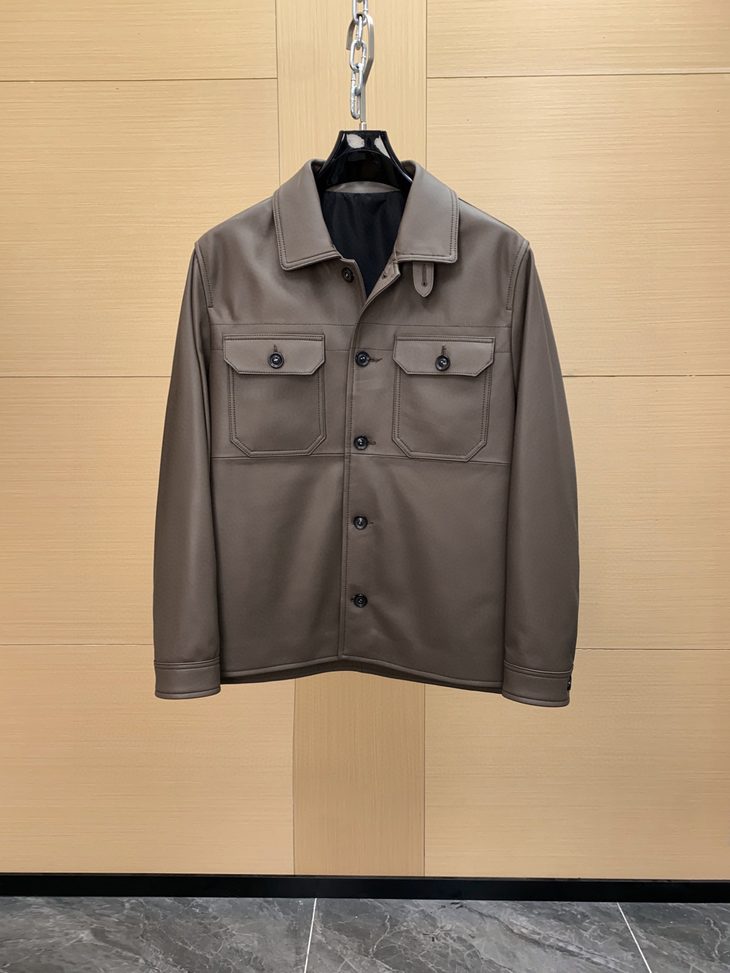 NO:674973,The first exclusive series on the entire network is the heavy-hitting Tom Ford men's leather bomber jacket!  This series is too gentlemanly and has too much sense of taste. It’s heavyweight right after it’s put on the shelves. Original genuine leather, authentic lambskin. Just look at the texture of the leather. This kind of good product can be sold at shopping mall counters. It can easily be sold in shopping malls for tens of thousands. Genuine development. You will know what the real thing is when you get it!  The goods are not made by looking at the pictures on the market. The main material is lamb leather. It is developed from the original version. Even if there is an early bird version in the market later, there are many details that are not noticeable. The focus is genuine leather and grain leather. Heavy!  Heavy!  The raw material is real leather, and the texture and texture of the upper body instantly show the quality of tens of thousands of originals. You can weigh the weight of the whole non-PU imitation leather dress in your hands. You can tell the real leather and fake leather at a glance. You are so confident!  Don't give it away for free!  ,,tom ford,jackets & coats,sheepskin,Top Customize119860909全网独有系列 头款即重磅 Tom Ford 汤姆 福特 男士皮质飞行员夹克 ！ 这个系列太绅士 品味感太足  上架即重磅 原版真皮 正品小羊皮 直接看皮料质地,这种好货,商场专柜,随随便便卖商场轻松上万  正品开发 你们拿到就知道什么叫真货！ 非市面看图做货 ,主料小羊皮革 原版开发 后边就算有市场早鸟版本也有很多细节都入不了眼 重点真皮粒面革 重磅！重！原物料真皮一分一毫 纹理质感 上身即刻展现大几万原版档次 ,非PU仿皮整件衣服的份量感你们拿到手掂量 真皮假皮实物一看便知 、就是这么有底气！ 不正白送！,,tom ford,jackets & coats,sheepskin,Top Customize1,Men's clothing