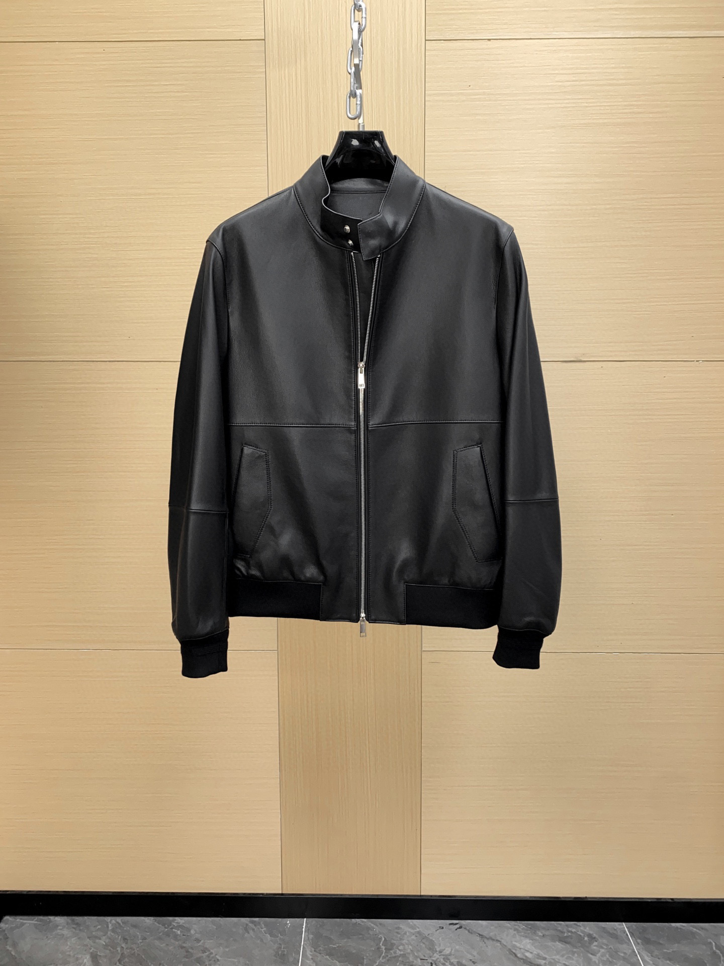 NO:674978,Ermenegildo Zegna EZ25FW new top-notch nappa lambskin stand-collar jacket for autumn and winter, men's classic pilot style black short zipper jacket leather jacket!  Trading company channels are rarely available, and the official website is on sale at the same time for 37,700 RMB!  Z's high-end genuine leather jackets are extremely rare and rare products, equipped with exclusive independent dust bag packaging, good things in full condition, high-end gifts for personal wear!  This jacket is made of imported first-layer nappa lambskin material. It has a comfortable and soft touch, smooth and delicate grain, clear and beautiful texture. The suede leather has small pores, even distribution, large extensibility, and the oily and shiny texture is enough to show its luxurious atmosphere!  The regular cut fits the body, and the upper body is handsome and stylish. It is paired with a skin-friendly baseball neckline design, showing a sense of elegance and quality!  The hem is custom-made with rib knit trimming, which combines with the luxurious texture of leather to form a striking urban style. It is moderately thick, ultra-lightweight design, lightweight and portable, and has a high-density waterproof, anti-static and breathable film lining inside, making it very comfortable next to the body!  black!  Size 48-56,,zegna,jackets & coats,jackets & coats,leather jacket,sheepskin,Top Customize119860909杰尼亚 EZ25FW秋冬新款顶级纳帕小羊皮立领夹克,男士经典飞行员式黑色短款拉链夹克皮衣外套！贸易公司渠道稀出,同步官网发售37700RMB！Z家高端真皮夹克外套,数量极其稀缺的稀缺臻品,配备专属独立防尘袋包装,全品相的好东西,自穿高档送礼高级！ 此款夹克采用客供进口头层纳帕小羊皮材质制成, 触感舒适柔软,粒面平滑细致,纹路清晰美观,小山羊皮革毛孔细小,分布均匀,延伸性大,油润光泽的质感足以展现它的奢华气息！合身常规的版型裁剪,上身帅气又有型,搭配贴肤的棒球领口设计,尽显高雅品质感！下摆定制罗纹针织修边,与皮革的奢华质感形成醒目都市风范,厚薄适中,超轻量化设计,轻巧便携,内里高密防水防静电透气薄膜衬里,贴身非常舒服！黑色！尺码48-56,,zegna,jackets & coats,jackets & coats,leather jacket,sheepskin,Top Customize1,Men's clothing