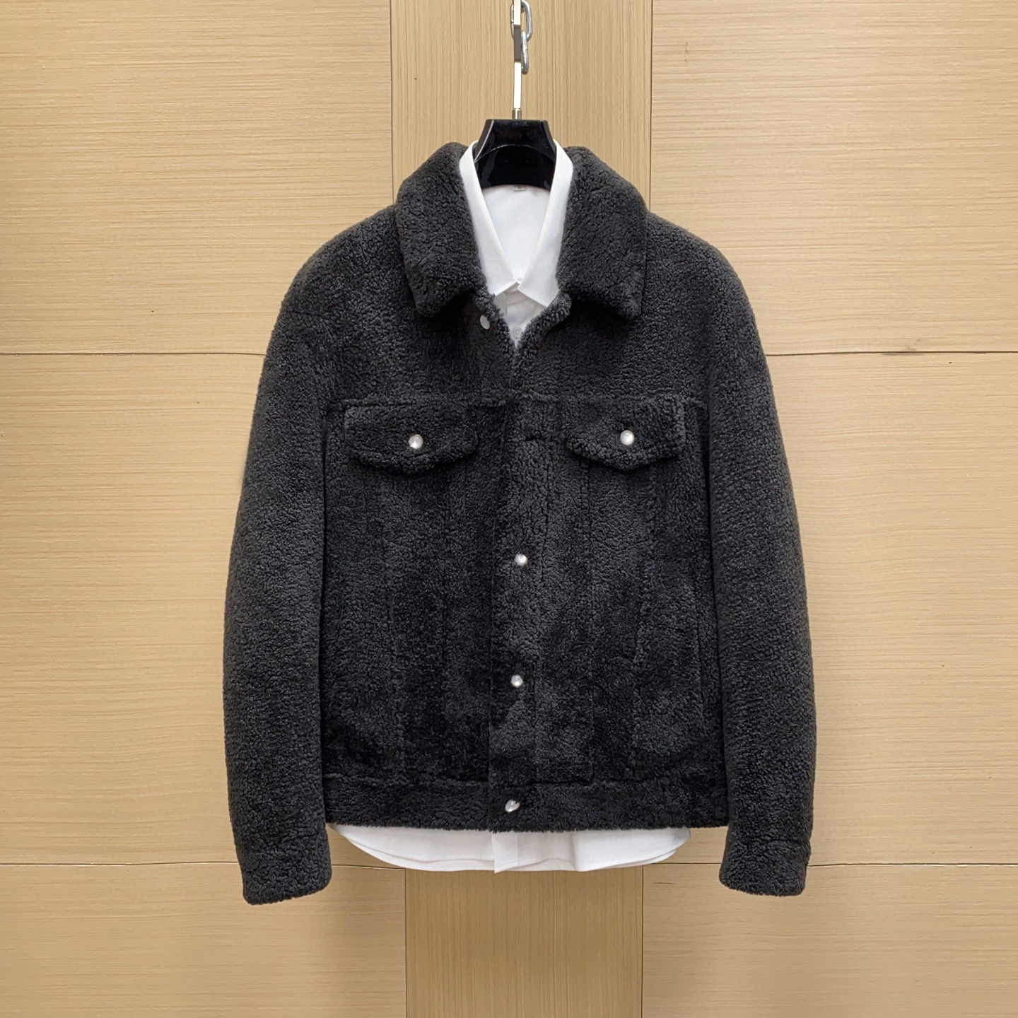 NO:674984,LV 2025 spring men's workwear series fur-integrated lambswool jacket, soft lambswool material, warm and comfortable!  Classic denim jacket style, lapels + metal buttons + symmetrical pockets, perfect details. A fusion of college style and motorcycle style, it is suitable for daily wear or light sports, a must-have in autumn and winter!  Pair it with a white shirt or T-shirt to easily create a casual and high-end feel and highlight your individual taste. Sizes 48-56, Louis Vuitton, jackets & coats, shirts, tees, t-shirt, Top Customize19860909LV 2025春季男装工装系列皮毛一体羊羔毛夹克,柔软羊羔毛材质,保暖又舒适！经典牛仔夹克版型,翻领+金属纽扣+对称口袋,细节满分.学院风和机车风融合,日常穿搭或轻运动都很适合,秋冬季节必备！搭配白衬衫或T恤,轻松打造休闲高级感,彰显个性品味.尺码48-56,,louis vuitton,jackets & coats,shirts,tees，t-shirt,Top Customize1,Men's clothing