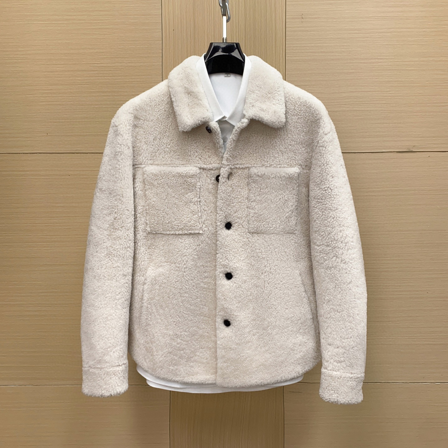 NO:674986,BOTTEGA VENETA This lambswool lapel jacket is made of fur imported from New Zealand. It has soft material and delicate texture, which is warm and fashionable!  The white tone is super versatile, the lapel design is very layered, and the front pockets are practical and good-looking. Wear it in autumn and winter, and it will give you a lazy atmosphere. It goes well with shirts or knitted clothes. It can be easily used for daily commuting and leisure occasions. It is comfortable and stylish. It is a must-have item in the winter wardrobe!  Size 48-58,,bottega veneta,bottega veneta,jackets & coats,shirts,Top Customize119860909BOTTEGA VENETA 葆蝶家这款羊羔毛翻领外套,采用新西兰进口皮毛一体,柔软材质+细腻纹理,保暖又时髦！白色调超百搭,翻领设计很有层次感,正面口袋实用又好看.秋冬穿它,慵懒氛围感拉满,随手搭衬衫或针织都很出彩～日常通勤、休闲场合都能轻松驾驭,舒适又有型,是冬季衣橱必备单品！尺码48-58,,bottega veneta,bottega veneta,jackets & coats,shirts,Top Customize1,Men's clothing