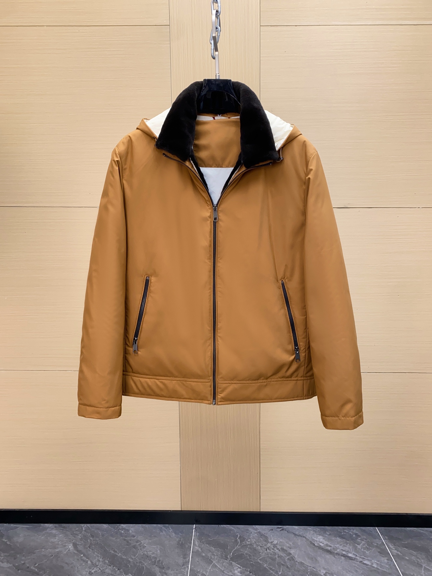 NO:675453,This functional parka jacket comes from the Italian luxury brand Brunello Cucinelli, which focuses on the 'low-key luxury' old money style. It is made of windproof imported fabric + down filling, the removable inner liner is made of purple and gold short two-piece mink, and the full sleeves are made of vicuña!  Delicate texture and warm, detachable fur collar hat!  !  Easily wear one piece of clothing!  The details are perfect, practical and high-end. Paired with light-colored trousers or jeans, you can easily create an elegant gentleman atmosphere. A must-have in autumn and winter, comfortable and tasteful, it is a classic item for old money style wear!  Size 48-56,,brunello cucinelli,jeans,jackets & coats,down jacket,hats,Top Customize119860909这款功能性派克服夹克来自意大利奢侈品牌Brunello Cucinelli,主打“低调奢华”老钱风.防风进口面料材质+羽绒填充,可拆卸内胆采用紫金短二整貂制作 整袖采用骆马绒制作！质感细腻又保暖,可拆卸毛领 帽子！！轻松实现一衣多穿！细节满分,实用又高级.搭配浅色裤装或牛仔裤,轻松打造优雅绅士氛围.秋冬季节必备,舒适又有品味,是老钱风穿搭的经典单品！尺码48-56,,brunello cucinelli,jeans,jackets & coats,down jacket,hats,Top Customize1,Men's clothing