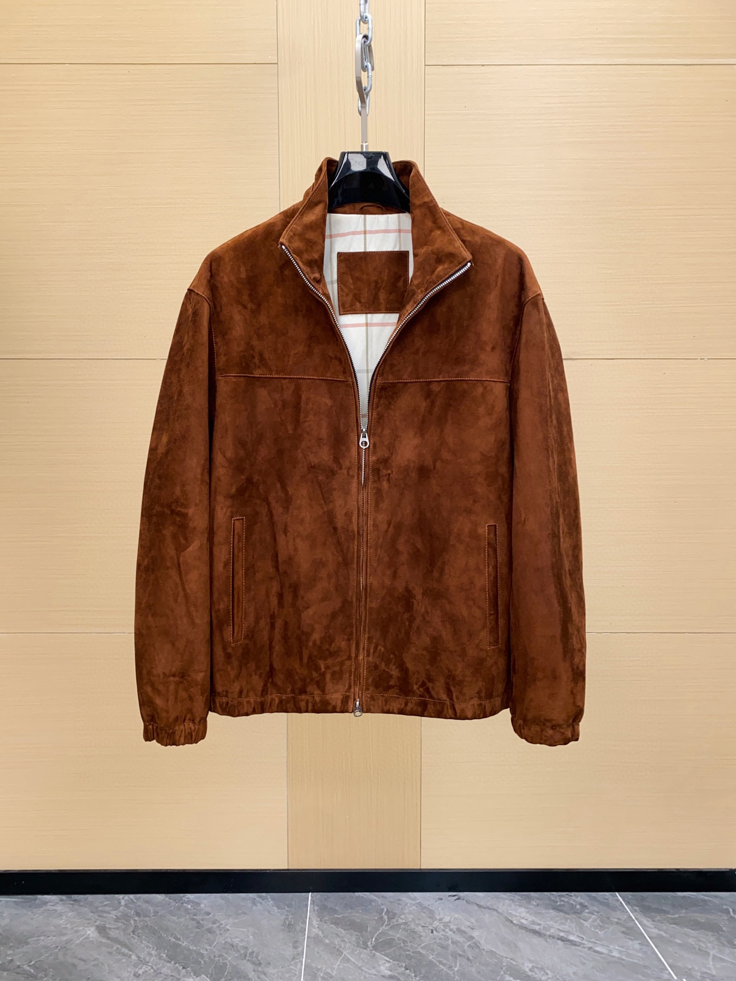 NO:675450,Loro piana L Autumn and Winter New Men's Outerwear Suede Calfskin Bomber Jacket This Kiku bomber jacket features a knitted varsity collar and patch pockets, a preppy-inspired reinterpretation for a casual look. It's made from suede calfskin from New Zealand and is admired for its puffy drape and compactness, perfect for keeping this classic style in style. Sizes 48-56,,loro piana,jackets & coats,jackets &  coats,cowhide,Top Customize119860909Loro piana诺悠翩雅L秋冬新款男装外套绒面革小牛皮飞行员夹克 这款 Kiku 飞行员夹克采用针织学院风衣领和贴袋设计,以学院风为灵感重新诠释,打造休闲造型.它由来自新西兰的绒面革小牛皮制成,因其蓬松的垂坠感和紧凑性而受到赞赏,非常适合保持这款经典款式的造型 尺码48-56,,loro piana,jackets & coats,jackets & coats,cowhide,Top Customize1,Men's clothing