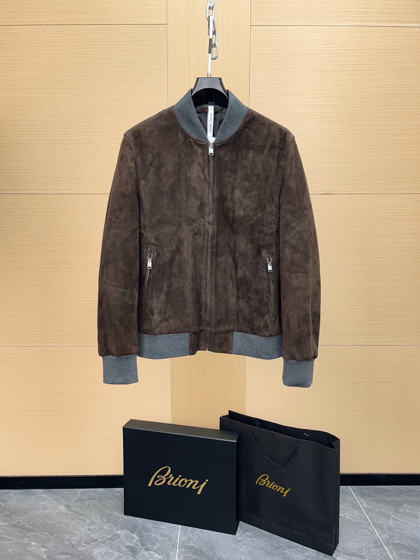 NO:675456,Ready for sale ~ Genuine genuine leather series continues to be updated. Brioni Brioni dark brown nappa leather short top top grade genuine leather, reliable quality! Gentlemen's leather jackets with 'leather' tones are the best choice to highlight masculine charm. Leather jackets will always occupy a place in a gentleman's wardrobe. Made of ultra-fine imported nappa leather. It is high in weight and very heavy. It is wind-resistant and warm in autumn and winter. In terms of style, it is stiff and three-dimensional. You can rest assured that the quality of this series is here. As long as you are interested in the style, choose the size and you will be assured that you will not be disappointed! ! The touch of real leather is amazing! The softness and delicate feeling cannot be compared with Yin suede! The texture is very delicate, crisp and stylish! The straightness makes it look like a high-end product! Silky and delicate, the upper body is super comfortable and not tight at all! Classic jacket style, with diagonal pockets on both sides, custom zipper fly, hardware molding, easy to put on and take off, durable, and has a skin-friendly and breathable inner village to prevent static adsorption. The effect on the body is great! The wiring design on the body is clean and tidy, and there are no warped edges. The workmanship of major manufacturers is high. I like it with confidence. It has a high-quality version, including an impeccable price-performance ratio! ! ,,jackets & coats,leather jacket,chamois leather,Top Customize119860909现货发售～ 正版真皮系列 持续上新 . Brioni 布里奥尼 深棕色纳帕皮短上衣 蕞鼎级真皮, 品质靠谱！绅士皮衣'革'调作为彰显男性魅力的不二之选,皮衣永远占有绅士衣橱的一席之地 超细腻進口纳帕皮材质 高克重,分量很足,秋冬抗风很保暖 版型方面,挺括立体,这个系列的东西可以放心实实在在的品质摆在这里 你们只要款式看中了,选好尺码放心入一定不会让你们失望！！ 真材实料真皮的触感太赞了！ 那份柔和细腻感不是一殷麂皮绒能比较！ 质地很细腻,挺括有型！那份笔挺感,一看就是高档货！丝滑 细腻上身超级舒适,完全不紧绷！ 经典夹克版型,两侧设有斜插口袋定制拉链门襟,五金开模,穿脱方便,经久耐用内里设有亲肤透气内村,防止静电吸附 上身体感效果太赞了！衣身上的走线设计,干净整齐,没有翘边大厂做工水准,喜欢放心入 品质版型,包括性价比都无可挑剔的一款！！,,jackets & coats,leather jacket,chamois leather,Top Customize1,Men's clothing