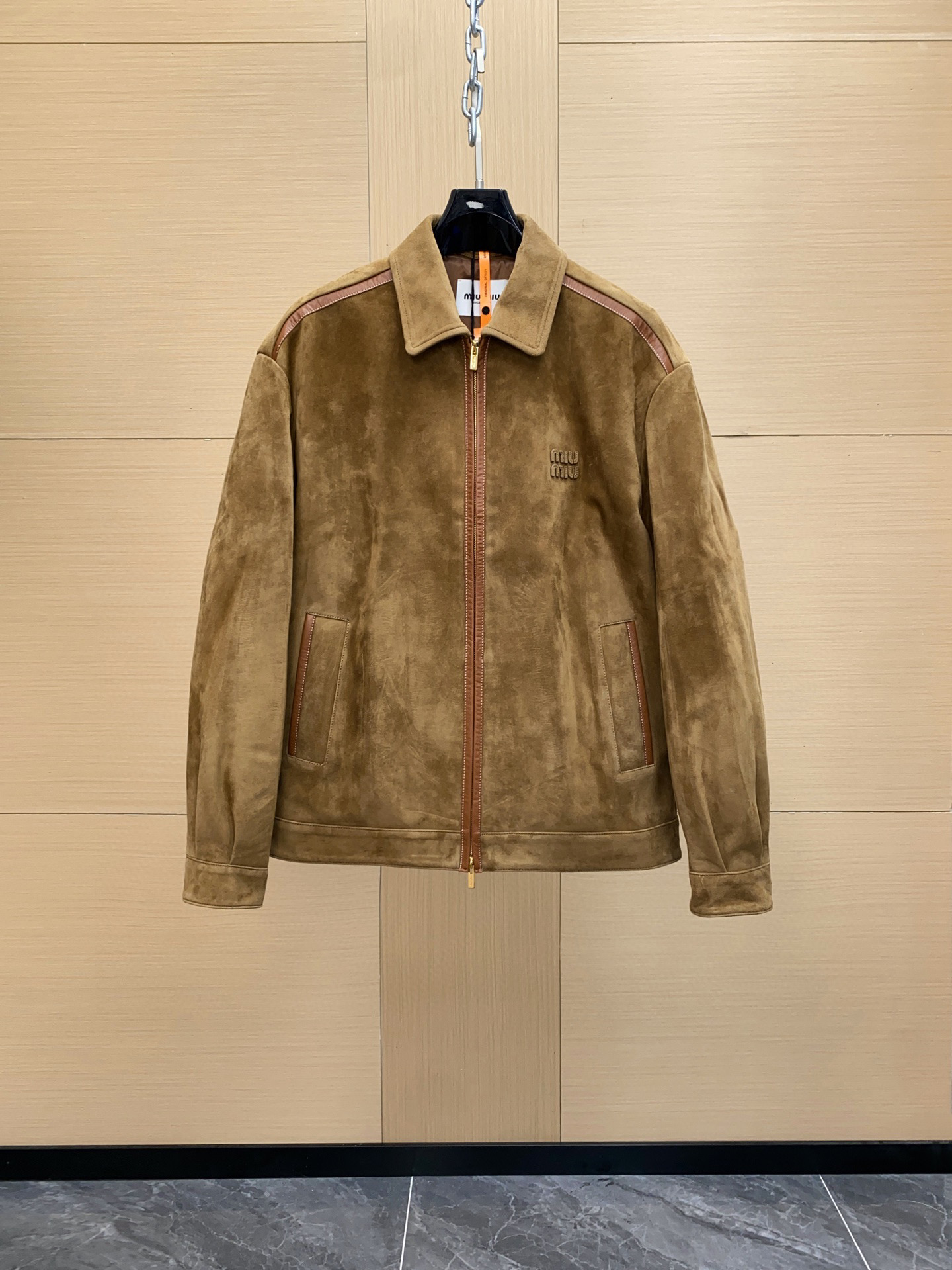 NO:675462,Ready for sale!  25 suede jackets of the same style as Liu Haocun｜A luxurious collision of lambskin + calfskin, the dyeing process is so cruel that 'if the color is wrong, it will be scrapped.' Our products are never made up of 'ordinary leather'. This new season's Miu Miu directly plays with the softness of lambskin and the crispness of calfskin!  The suede of the entire jacket is made of lambskin. The matte texture we made is a 'high-end velvet feeling' that imitation leather can never imitate; the spliced ​​topstitched edges and pocket trims are all calfskin, which has a slight texture, forming a 'soft and rusty' contrast with the suede of the lambskin. The body has the charm of a sweet girl, but also hides the edge of a cool girl. This caramel brown is not casually adjusted!  Professional colorists keep an eye on the scene, and if the color is wrong, it will be scrapped!  ——From the dye formula to the dyeing time, every step is stuck to the extreme. As long as there is a slight deviation between the color and the original product, the entire batch of leather will be incorrect and will be directly scrapped!  What this kind of 'hard work' brings is the jacket you get. The color is completely different from that of the counter. It has the unique warm luster of suede in the sun, and you can tell it is a 'serious luxury color' at a glance. The logo is all lambskin, and the curvature of each letter and the density of the stitches are in line with the original. It feels like leather, but a closer look shows the exquisite suede; the calfskin splicing parts have no errors in the open stitching.  , heavy-duty craftsmanship, the connection between the two leather materials is smooth and docile, no matter how you move it, there will be no 'cheap splicing wrinkles'. Put it on, and you will understand Miu's 'Sweet and Cool Leather Jacket Philosophy'  Liu Haocun's version of the same style has just the right balance between the 'laziness of oversize' and the 'sassyness of a leather jacket'. Whether it is worn with a short skirt for a 'lower-layered style' or with jeans for a 'retro biker feel', this one can bring out the sweet and cool genes on your body. The key is this leather, this custom dyeing, this splicing. After wearing it for three to five years, the texture will only get better and better - this is the confidence to 'buy one for N years' of a pinpin jacket!  Anyone who knows the industry knows that 'craftsmanship is king' in leather goods. From the leather to the dyeing to the splicing, every part of this product says 'I am the real grade'. Get it now and you will be the fashionista on the street who has the 'sweet, cool and luxurious' on your body!  ,,miumiu,versace,skirts,jeans,jackets & coats,jackets & coats,cowhide,sheepskin,chamois leather,Top Customize119860909现货发售！ 25款刘浩存同款绒面革夹克｜小羊皮+小牛皮的奢级碰撞,定染工艺狠到“色不对就报废” 我们做货从来不是“普通皮革”的将就 新一季谬谬这款直接把小羊皮的柔糯和小牛皮的挺括玩出了花！ 整件外套的绒面革是小羊皮做麂皮工艺,我们做的磨砂质感,是仿皮料永远模仿不来的“高级绒感”； 拼接的明线包边、口袋饰条全是小牛皮,自带微微的肌理感,和小羊皮的绒面形成“一柔一飒”的对比,穿上身既有甜妹的娇俏,又藏着酷姐的锋芒. 这焦糖棕可不是随便调的！专业调色师盯场,色不对就报废！——从染料配方到染色时长,每一步都卡到极致,只要颜色和正品有一丝偏差,整批皮料就不对版 ,造成直接报废！这种“狠活”带来的就是你拿到手的夹克,颜色和专柜0差,在阳光下泛着绒面革特有的温润光泽,一眼就知道是“正经奢品色”. 徽标都是小羊皮,每一个字母的弧度、针脚的密度都和正品对标 ,摸上去是皮革的质感,细看是绒面的精致； 小牛皮拼接的部位,明线没有误差 ,重工工艺,两种皮料的衔接处平整服帖,穿上身不管怎么动,都不会有“廉价拼接的褶皱感”. 穿上它,你就懂Miu的“甜酷皮夹克哲学” 刘浩存同款的版型,把“oversize的慵懒”和“皮夹克的飒气”平衡得刚刚好.不管是配短裙走“下衣失踪风”,还是搭牛仔裤玩“复古机车感”,这一件就能把甜酷基因穿在身上.关键是这皮料、这定染、这拼接,穿个三五年,质感只会越养越高级——这才是奢品夹克“买一件管N年”的底气！ 懂行的都知道,皮件从来是“工艺为王”,这款从皮料到定染再到拼接,每一处都在说“我是真品级 ” 现在入手,你就是街上把“甜酷奢感”焊在身上的时髦精！,,miumiu,versace,skirts,jeans,jackets & coats,jackets & coats,cowhide,sheepskin,chamois leather,Top Customize1,Men's clothing